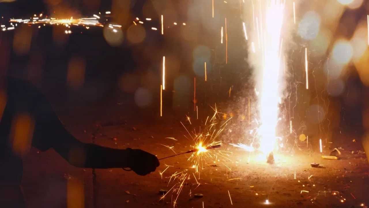 ਪਟਾਕਿਆਂ ਨਾਲ ਜਲਣ ਜਾਂ ਅੱਖ ਵਿੱਚ ਸੱਟ ਲੱਗ ਜਾਵੇ ਤਾਂ ਕੀ ਕਰਨਾ ਹੈ? ਡਾਕਟਰ ਤੋਂ ਜਾਣੋ ਮੁੱਢਲੀ ਸਹਾਇਤਾ ਦੇ ਸਹੀ ਤਰੀਕੇ ਪਟਾਕਿਆਂ ਨਾਲ ਜਲਣ ਜਾਂ ਅੱਖ ਵਿੱਚ ਸੱਟ ਲੱਗ ਜਾਵੇ ਤਾਂ ਕੀ ਕਰਨਾ ਹੈ? ਡਾਕਟਰ ਤੋਂ ਜਾਣੋ ਮੁੱਢਲੀ ਸਹਾਇਤਾ ਦੇ ਸਹੀ ਤਰੀਕੇ