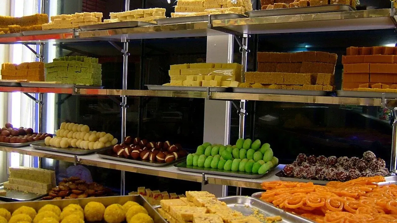 ਤਿਉਹਾਰਾਂ ਦੇ ਸੀਜ਼ਨ ਦੌਰਾਨ ਖਾਣ-ਪੀਣ ਦੀਆਂ ਵਸਤੂਆਂ ਖਰੀਦਣ ਵੇਲੇ ਬਹੁਤ ਜ਼ਿਆਦਾ ਸਾਵਧਾਨੀ ਵਰਤਣੀ ਚਾਹੀਦੀ ਹੈ। ਕਿਉਂਕਿ ਇਸ ਦੌਰਾਨ ਖਾਣ-ਪੀਣ ਦੀਆਂ ਵਸਤੂਆਂ ਦੀ ਮੰਗ ਜ਼ਿਆਦਾ ਹੁੰਦੀ ਹੈ, ਇਸ ਲਈ ਮਿਲਾਵਟ ਬਹੁਤ ਜ਼ਿਆਦਾ ਹੁੰਦੀ ਹੈ। ਦੀਵਾਲੀ ਦੌਰਾਨ, ਜ਼ਿਆਦਾਤਰ ਲੋਕ ਪੰਜ ਮਸ਼ਹੂਰ ਚੀਜ਼ਾਂ ਖਰੀਦਦੇ ਹਨ, ਜਿਸ ਕਰਕੇ ਉਨ੍ਹਾਂ ਵਿੱਚ  ਮਿਲਾਵਟ ਦਾ ਖਦਸ਼ਾ ਜਿਆਦਾ ਹੁੰਦਾ ਹੈ।