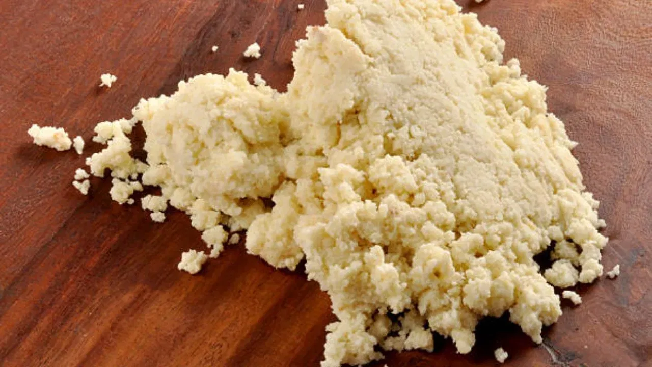 ਮਾਵੇ ਵਿੱਚ ਮਿਲਾਵਟ: ਧਨਤੇਰਸ ਤੋਂ ਲੈ ਕੇ ਭਾਈ ਦੂਜ ਤੱਕ, ਘਰਾਂ ਵਿੱਚ ਵੱਡੀ ਗਿਣਤੀ ਵਿੱਚ ਮਿਠਾਈਆਂ ਬਣਾਈਆਂ ਜਾਂਦੀਆਂ ਹਨ। ਇਸ ਲਈ, ਮਾਵੇ ਦੀ ਮੰਗ ਵਧ ਜਾਂਦੀ ਹੈ। ਇਹ ਇੱਕ ਖਾਦ ਪਦਾਰਥ ਹੈ ਜਿਸ ਵਿੱਚ ਬਹੁਤ ਜ਼ਿਆਦਾ ਮਿਲਾਵਟ ਹੁੰਦੀ ਹੈ। ਇਸ ਵਿੱਚ ਸਟਾਰਚ, ਰਿਫਾਇੰਡ ਆਟਾ ਅਤੇ ਸੂਜੀ ਵਰਗੇ ਤੱਤ ਮਿਲਾਏ ਜਾਂਦੇ ਹਨ। ਖੋਏ ਨੂੰ ਲੰਬੇ ਸਮੇਂ ਲਈ ਤਾਜ਼ਾ ਰੱਖਣ ਲਈ ਇਸ ਵਿੱਚ ਹਾਈਡ੍ਰੋਜਨ ਪਰਆਕਸਾਈਡ ਵੀ ਮਿਲਾਇਆ ਜਾਂਦਾ ਹੈ। ਮਿਲਾਵਟ ਦੀ ਜਾਂਚ ਕਰਨ ਲਈ, ਤੁਸੀਂ ਮਾਵੇ ਨੂੰ ਆਪਣੇ ਹੱਥ ਵਿੱਚ ਰਗੜ ਸਕਦੇ ਹੋ ਅਤੇ ਇਸ ਤੋਂ ਨਿਕਲਣ ਵਾਲੇ ਤੇਲਯੁਕਤ ਰਹਿੰਦ-ਖੂੰਹਦ ਦੀ ਪਛਾਣ ਕਰ ਸਕਦੇ ਹੋ। ਤੁਸੀਂ ਇਸਦੀ ਗੰਧ ਦੀ ਵੀ ਜਾਂਚ ਕਰ ਸਕਦੇ ਹੋ। ਆਇਓਡੀਨ ਟਿੰਚਰ ਮਿਲਾਵਟ ਦੀ ਜਾਂਚ ਕਰਨ ਦਾ ਸਭ ਤੋਂ ਵਧੀਆ ਤਰੀਕਾ ਹੈ।