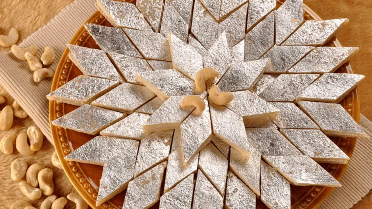 ਸਿਲਵਰ ਫੁਆਇਲ: ਮਠਿਆਈਆਂ ਵਿੱਚ ਵਰਤੇ ਜਾਣ ਵਾਲੇ ਚਾਂਦੀ ਦੇ ਫੁਆਇਲ ਵਿੱਚ ਵੀ ਮਿਲਾਵਟ ਤੇਜ਼ੀ ਨਾਲ ਵਧ ਰਹੀ ਹੈ। ਜੇਕਰ ਤੁਸੀਂ ਤਿਉਹਾਰਾਂ ਦੇ ਮੌਸਮ ਦੌਰਾਨ ਮਠਿਆਈਆਂ ਜਾਂ ਡੇਜਰਟ ਲਈ ਚਾਂਦੀ ਦੇ ਫੁਆਇਲ ਖਰੀਦ ਰਹੇ ਹੋ, ਤਾਂ ਇਸਨੂੰ ਸਾੜ ਕੇ ਜਾਂਚ ਕਰੋ। ਜੇਕਰ ਇਹ ਤੇਜ ਚਮਕਦਾ ਹੈ ਜਾਂ ਕਾਲਾ ਧੂੰਆਂ ਛੱਡਦਾ ਹੈ, ਤਾਂ ਇਹ ਮਿਲਾਵਟੀ ਹੋ ​​ਸਕਦਾ ਹੈ।