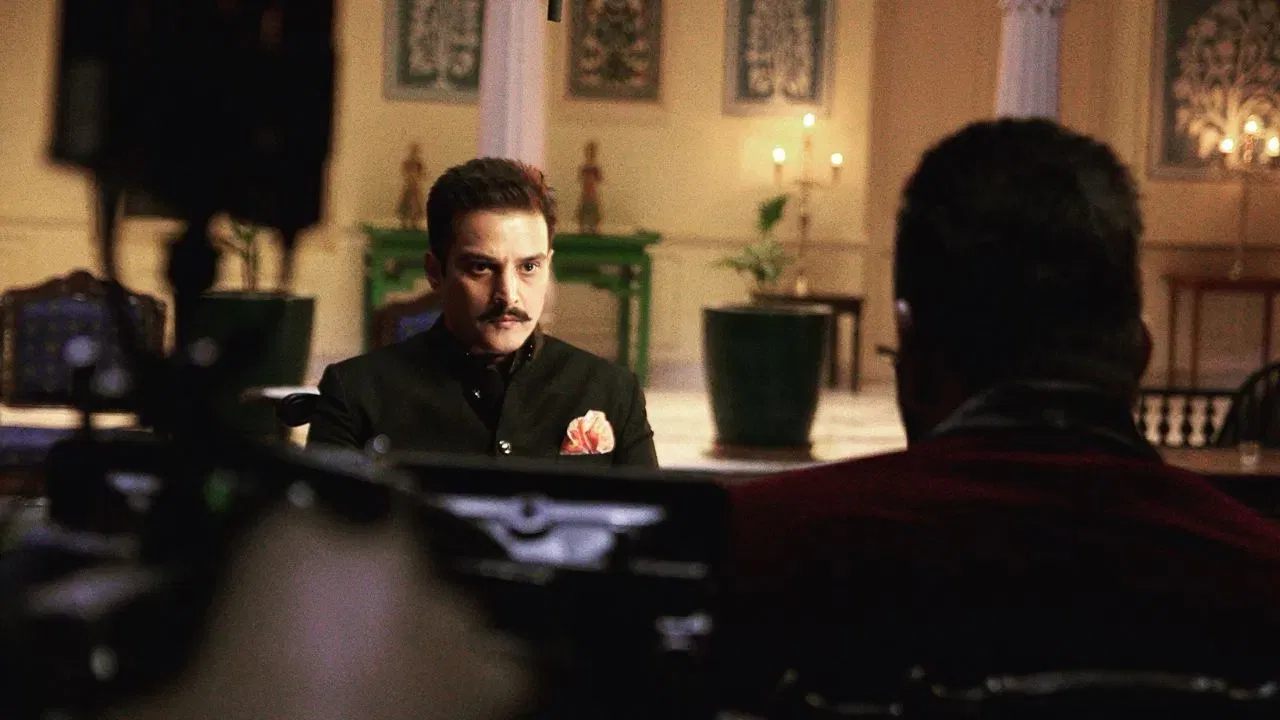 ਅਦਾਕਾਰ ਨੇ ਆਪਣੀ ਗ੍ਰੈਜੂਏਸ਼ਨ ਪੋਸਟ ਗ੍ਰੈਜੂਏਟ ਸਰਕਾਰੀ ਕਾਲਜ 11, ਚੰਡੀਗੜ੍ਹ ਅਤੇ ਪੰਜਾਬ ਯੂਨੀਵਰਸਿਟੀ ਤੋਂ ਪੂਰੀ ਕੀਤੀ। ਉਸਤੋਂ ਬਾਅਦ ਸ਼ੇਰਗਿੱਲ ਫਿਲਮ ਇੰਡਸਟਰੀ ਵਿੱਚ ਕਿਸਮਤ ਅਜਮਾਉਣ ਲਈ ਮੁੰਬਈ ਚਲੇ ਗਏ।  ਹਾਲਾਂਕਿ, ਉਨ੍ਹਾਂ ਦਾ ਪਰਿਵਾਰ ਪਹਿਲਾਂ ਤਾਂ ਉਨ੍ਹਾਂ ਦੇ ਇਸ ਫੈਸਲੇ ਤੋਂ ਖੁਸ਼ ਨਹੀਂ ਸੀ, ਪਰ ਬਾਅਦ ਵਿੱਚ ਉਨ੍ਹਾਂ ਨੇ ਆਪਣੇ ਘਰ ਵਾਲਿਆਂ ਨੂੰ ਮਣਾ ਲਿਆ।