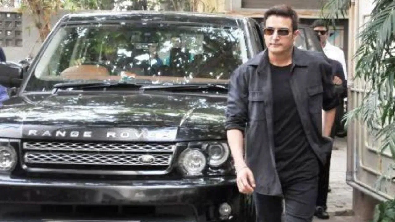 ਉਨ੍ਹਾਂ ਦੀ ਸਭ ਤੋਂ ਵੱਧ ਕਮਾਈ ਕਰਨ ਵਾਲੀਆਂ ਫਿਲਮਾਂ ਵਿੱਚ ਕਾਮੇਡੀ-ਡਰਾਮਾ 'ਲਗੇ ਰਹੋ ਮੁੰਨਾ ਭਾਈ' (2006), ਡਰਾਮਾ ਮਾਈ ਨੇਮ ਇਜ਼ ਖਾਨ (2010), ਅਤੇ ਰੋਮਾਂਟਿਕ ਕਾਮੇਡੀ 'ਤਨੂ ਵੈਡਸ ਮਨੂ ਰਿਟਰਨਜ਼' (2015) ਵਿੱਚ ਸਹਾਇਕ ਭੂਮਿਕਾਵਾਂ ਸ਼ਾਮਲ ਸਨ। ਇਸਤੋਂ ਬਾਅਦ ਆਉਣ ਵਾਲੀਆਂ ਫਿਲਮਾਂ ਨੇ ਉਨ੍ਹਾਂ ਨੂੰ Best Supporting Actor ਲਈ Filmfare Awards ਲਈ Nomination ਵੀ ਦੁਆਇਆ।