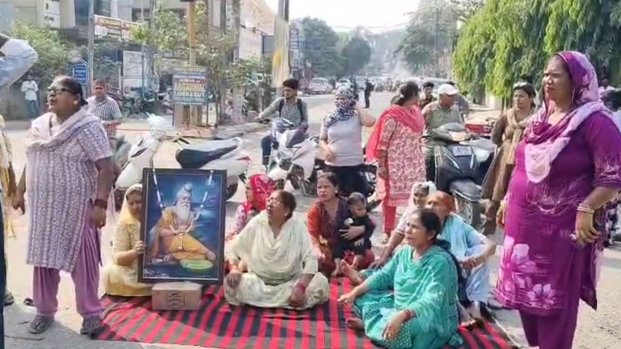 ਜਲੰਧਰ ਦੇ ਫੁੱਟਬਾਲ ਚੌਕ 'ਤੇ ਵਾਲਮੀਕੀ ਭਾਈਚਾਰੇ ਵੱਲੋਂ ਧਰਨਾ, ਬੇਅਦਬੀ ਦਾ ਮਾਮਲਾ; ਕਈ ਚੌਰਾਹਿਆਂ ਤੇ ਮੁਹੱਲਿਆਂ 'ਚ ਭਾਰੀ ਟਰੈਫ਼ਿਕ