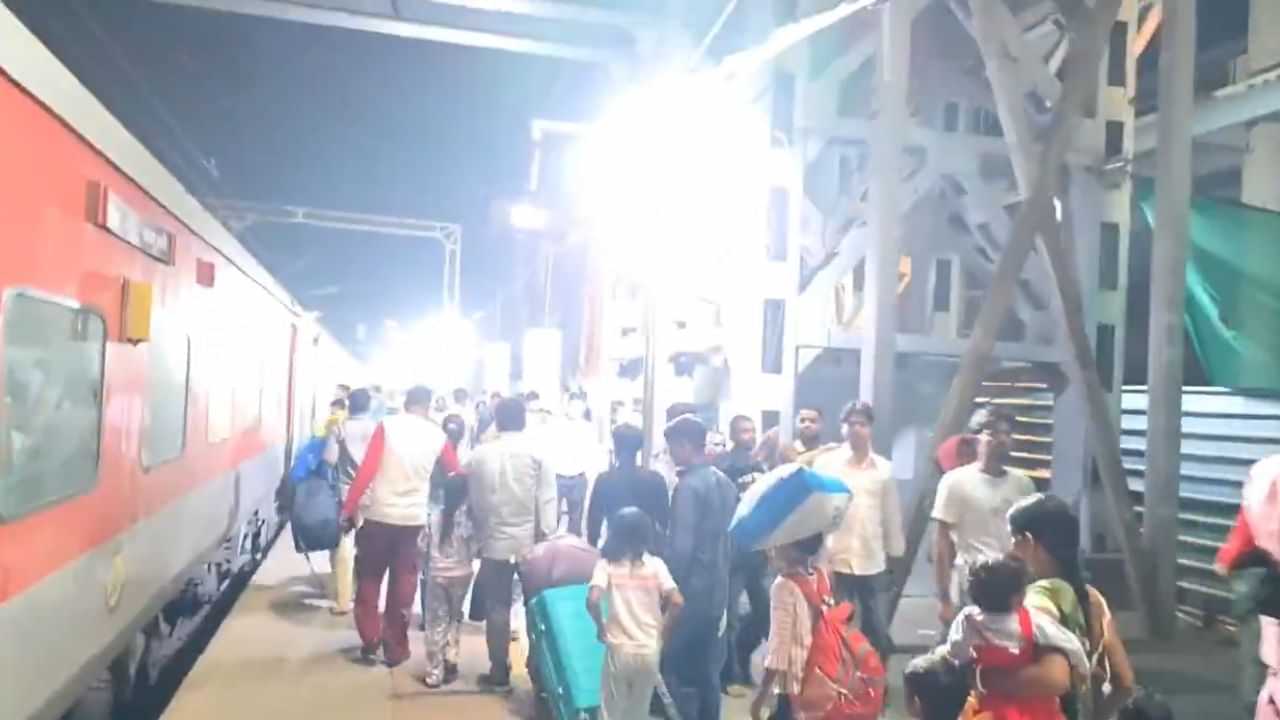 ਲੁਧਿਆਣਾ ਸਟੇਸ਼ਨ ਤੇ ਛੱਠ ਪੂਜਾ ਕਾਰਨ ਭੀੜ, ਐਮਰਜੈਂਸੀ ਖਿੜਕੀਆਂ ਰਾਹੀਂ ਟ੍ਰੇਨ ਅੰਦਰ ਵੜ ਰਹੇ ਲੋਕ ਲੁਧਿਆਣਾ ਸਟੇਸ਼ਨ ਤੇ ਛੱਠ ਪੂਜਾ ਕਾਰਨ ਭੀੜ, ਐਮਰਜੈਂਸੀ ਖਿੜਕੀਆਂ ਰਾਹੀਂ ਟ੍ਰੇਨ ਅੰਦਰ ਵੜ ਰਹੇ ਲੋਕ