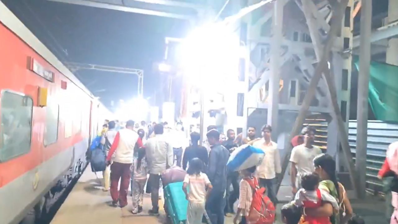 ਲੁਧਿਆਣਾ ਸਟੇਸ਼ਨ 'ਤੇ ਛੱਠ ਪੂਜਾ ਕਾਰਨ ਭੀੜ, ਐਮਰਜੈਂਸੀ ਖਿੜਕੀਆਂ ਰਾਹੀਂ ਟ੍ਰੇਨ ਅੰਦਰ ਵੜ ਰਹੇ ਲੋਕ