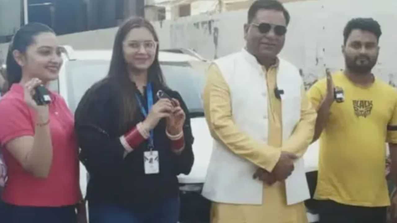 ਦੀਵਾਲੀ ਤੇ ਸਟਾਫ ਨੂੰ ਗਿਫ਼ਟ ਕੀਤੀਆਂ 51 ਲਗਜ਼ਰੀ ਕਾਰਾਂ, ਫਾਰਮਾ ਕੰਪਨੀ ਦੇ ਮਾਲਕ ਨੇ ਸੌਂਪੀਆਂ ਚਾਬੀਆਂ ਦੀਵਾਲੀ ਤੇ ਸਟਾਫ ਨੂੰ ਗਿਫ਼ਟ ਕੀਤੀਆਂ 51 ਲਗਜ਼ਰੀ ਕਾਰਾਂ, ਫਾਰਮਾ ਕੰਪਨੀ ਦੇ ਮਾਲਕ ਨੇ ਸੌਂਪੀਆਂ ਚਾਬੀਆਂ