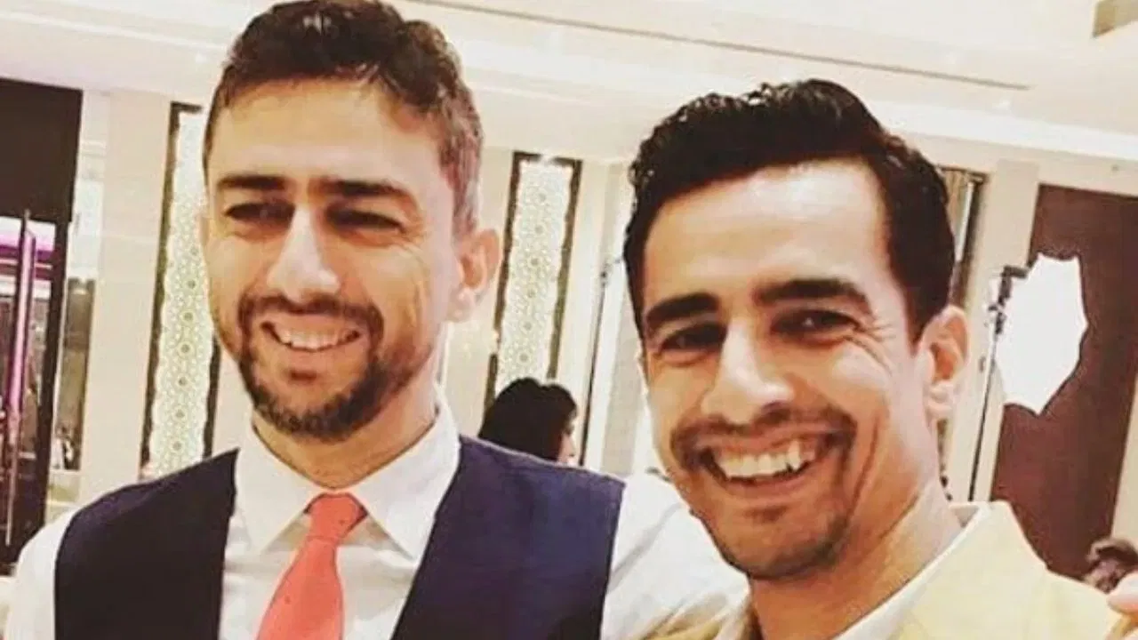 ਮਨਹਾਸ ਨੇ ਇੰਡੀਅਨ ਪ੍ਰੀਮੀਅਰ ਲੀਗ ਵਿੱਚ ਦਿੱਲੀ ਡੇਅਰਡੇਵਿਲਜ਼ ਵੱਲੋਂ ਖੇਡੇ। ਆਈਪੀਐਲ ਦੇ ਚੌਥੇ ਸੀਜ਼ਨ ਵਿੱਚ ਉਹ ਪੁਣੇ ਵਾਰੀਅਰਜ਼ ਟੀਮ ਵਿੱਚ ਸ਼ਾਮਲ ਹੋਏ। ਇੰਡੀਅਨ ਪ੍ਰੀਮੀਅਰ ਲੀਗ ਦੇ ਸੱਤਵੇਂ ਸੀਜ਼ਨ ਵਿੱਚ, ਉਨ੍ਹਾਂ ਨੂੰ ਚੇਨਈ ਸੁਪਰ ਕਿੰਗਜ਼ ਨੇ ਟੀਮ ਵਿੱਚ ਸ਼ਾਮਲ ਕੀਤਾ ਗਿਆ।