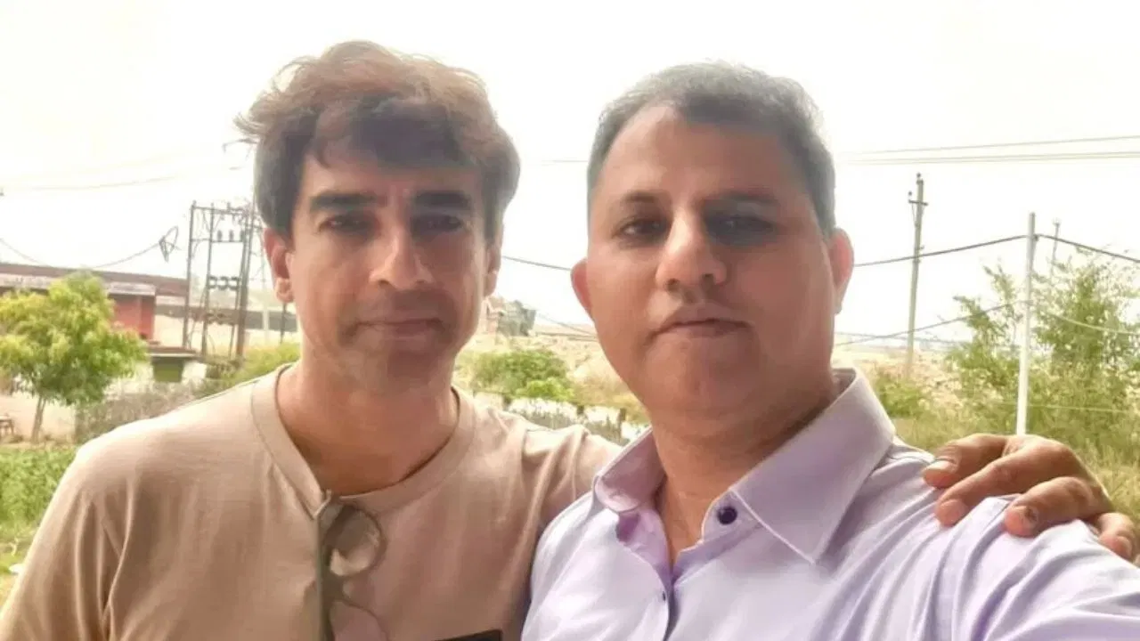 ਮਿਥੁਨ ਮਨਹਾਸ ਦਾ ਜਨਮ 12 ਅਕਤੂਬਰ, 1979 ਨੂੰ ਜੰਮੂ ਵਿੱਚ ਹੋਇਆ ਸੀ। ਉਨ੍ਹਾਂ ਨੇ ਮਹਾਂਵੀਰ ਜੈਨ ਹਾਇਰ ਸੈਕੰਡਰੀ ਸਕੂਲ ਤੋਂ 12ਵੀਂ ਜਮਾਤ ਪੂਰੀ ਕਰਨ ਤੋਂ ਪਹਿਲਾਂ ਆਰਆਰਐਲ ਸਕੂਲ ਅਤੇ ਪ੍ਰੈਜ਼ੈਂਟੇਸ਼ਨ ਕਾਨਵੈਂਟ ਤੋਂ ਪੜ੍ਹਾਈ ਕੀਤੀ।