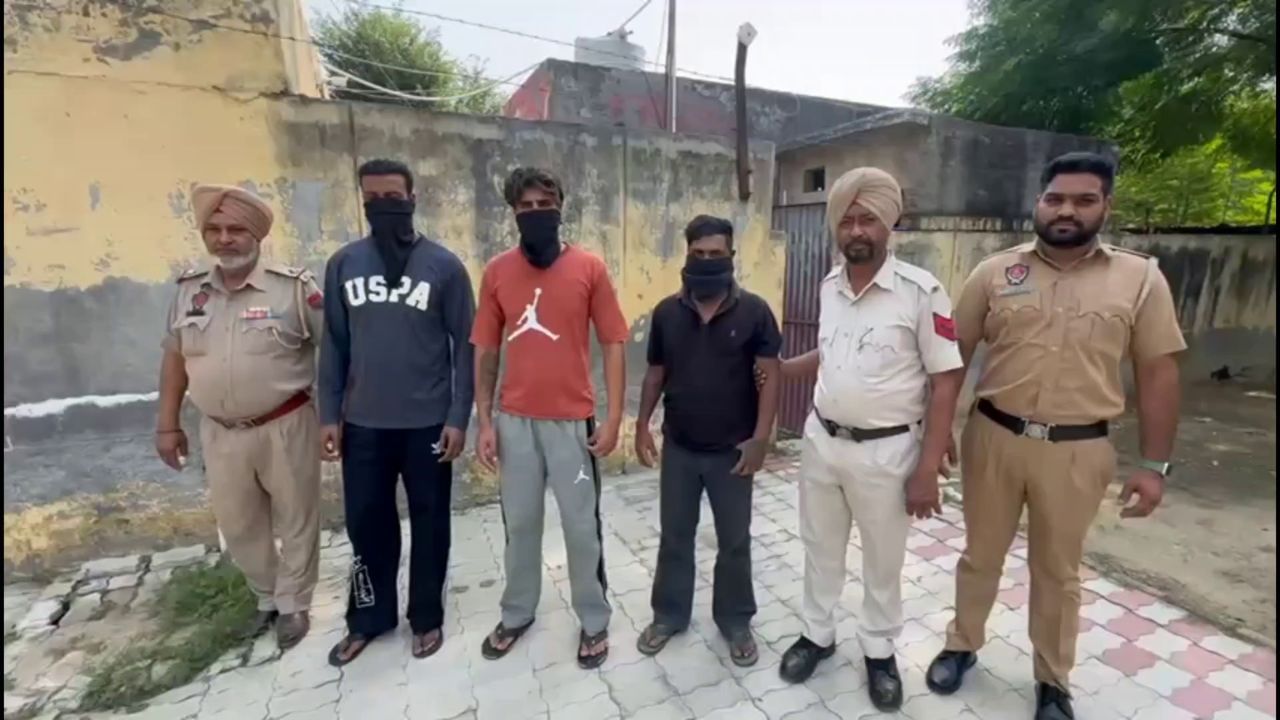 ਮੋਗਾ CIA ਸਟਾਫ ਨੂੰ ਮਿਲੀ ਵੱਡੀ ਸਫਲਤਾ, ਪੁਲਿਸ ਨੇ 8 ਪਿਸਤੌਲ ਤੇ 5 ਜ਼ਿੰਦਾ ਕਾਰਤੂਸ ਸਣੇ 3 ਲੋਕਾਂ ਨੂੰ ਕੀਤਾ ਕਾਬੂ