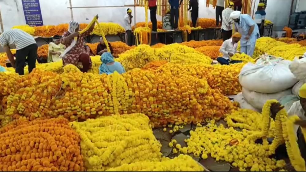 ਸ੍ਰੀ ਅਕਾਲ ਤਖਤ ਸਾਹਿਬ ਤੋਂ ਅੱਜ ਪ੍ਰਕਾਸ਼ ਪੁਰਬ ਦੇ ਸੰਬੰਧ ਵਿੱਚ ਪੰਜ ਪਿਆਰਿਆਂ ਦੀ ਅਗੁਵਾਈ ਹੇਠ ਮਹਾਨ ਨਗਰ ਕੀਰਤਨ ਦੀ ਸ਼ੁਰੂਆਤ ਹੋਈ, ਜੋ ਸ਼ਹਿਰ ਦੇ ਹਰ ਦਰਵਾਜ਼ੇ ਅਤੇ ਪ੍ਰਾਚੀਨ ਮਾਰਗਾਂ ਤੋਂ ਹੁੰਦਾ ਹੋਇਆ ਸ਼ਾਮ ਨੂੰ ਵਾਪਸ ਸ੍ਰੀ ਅਕਾਲ ਤਖਤ ਸਾਹਿਬ ਵਿਖੇ ਸੁਖਮਨ ਹੋਵੇਗਾ। ਸੰਗਤਾਂ ਵੱਲੋਂ ਵੱਡੇ ਉਤਸ਼ਾਹ ਨਾਲ ਨਗਰ ਕੀਰਤਨ ਦਾ ਸਵਾਗਤ ਕੀਤਾ ਜਾ ਰਿਹਾ ਹੈ। ਹਰੇਕ ਮਾਰਗ ’ਤੇ ਫੁੱਲਾਂ ਦੀ ਸਜਾਵਟ, ਰੋਸ਼ਨੀ ਦੀਆਂ ਲੜੀਆਂ ਅਤੇ ਪਿਆਰ ਭਰੀ ਸੇਵਾ ਦੇ ਦਰਸ਼ਨ ਹੋ ਰਹੇ ਹਨ।