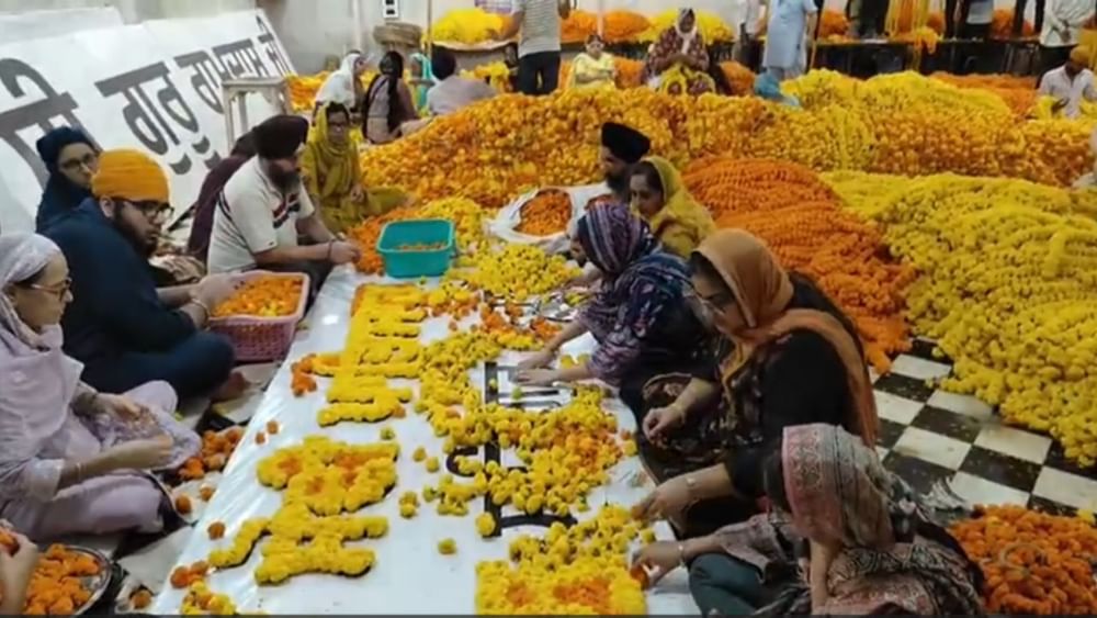 ਸ਼ਹਿਰ ਦੇ ਹਰੇਕ ਗੁਰਦੁਆਰਾ ਸਾਹਿਬ ਨੂੰ ਫੁੱਲਾਂ ਤੇ ਰੌਸ਼ਨੀ ਨਾਲ ਬੜੀ ਮਨਮੋਹਕ ਤਰੀਕੇ ਨਾਲ ਸਜਾਇਆ ਗਿਆ ਹੈ। ਇਸ ਵਾਰ ਵਿਸ਼ੇਸ਼ ਤੌਰ ’ਤੇ ਹੈਲੀਕਾਪਟਰ ਰਾਹੀਂ ਫੁੱਲਾਂ ਦੀ ਵਰਖਾ ਕੀਤੀ ਜਾ ਰਹੀ ਹੈ। ਪਹਿਲਾਂ ਕਾਗਜ਼ ਦੇ ਫੁੱਲ ਵਰਤੇ ਜਾਂਦੇ ਸਨ ਪਰ ਹੁਣ ਸੰਗਤ ਦੀ ਇੱਛਾ ਅਨੁਸਾਰ ਤਾਜ਼ੇ ਫੁੱਲਾਂ ਨਾਲ ਵਰਖਾ ਕੀਤੀ ਜਾ ਰਹੀ ਹੈ। ਇਹ ਵਿਲੱਖਣ ਦਰਸ਼ ਅੰਮ੍ਰਿਤਸਰ ਦੇ ਅਸਮਾਨ ’ਚ ਗੁਰਸੰਗਤਾਂ ਦੇ ਪ੍ਰੇਮ ਦਾ ਪ੍ਰਤੀਕ ਬਣ ਰਹੇ ਹਨ।