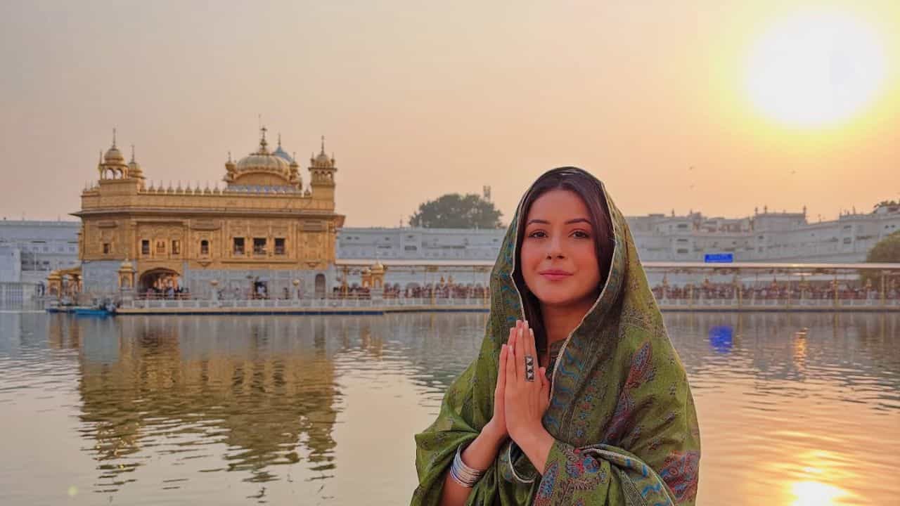 ਫਿਲਮ ਇੱਕ ਕੁੜੀ ਦੀ ਟੀਮ ਨਾਲ ਦਰਬਾਰ ਸਾਹਿਬ ਪਹੁੰਚੀ ਸ਼ਹਿਨਾਜ਼ ਗਿੱਲ, ਪੰਜਾਬ ਦੀ ਚੜ੍ਹਦੀ ਕਲਾ ਲਈ ਕੀਤੀ ਅਰਦਾਸ
