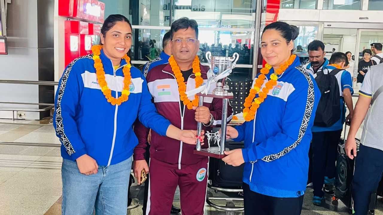 ਉਜ਼ਬੇਕਿਸਤਾਨ ਕਿੱਕ ਬਾਕਸਿੰਗ ਚੈਂਪੀਅਨਸ਼ਿਪ: ਪੰਜਾਬ ਪੁਲਿਸ ਦੀਆਂ 2 ਮਹਿਲਾਵਾਂ ਦੀ ਜਿੱਤ, ਹੈੱਡ ਕਾਂਸਟੇਬਲ ਪ੍ਰਿਯੰਕਾ ਨੇ ਸੋਨ ਅਤੇ ਮਨਪ੍ਰੀਤ ਨੇ ਕਾਂਸੀ ਦਾ ਤਗਮਾ ਜਿੱਤਿਆ ਉਜ਼ਬੇਕਿਸਤਾਨ ਕਿੱਕ ਬਾਕਸਿੰਗ ਚੈਂਪੀਅਨਸ਼ਿਪ: ਪੰਜਾਬ ਪੁਲਿਸ ਦੀਆਂ 2 ਮਹਿਲਾਵਾਂ ਦੀ ਜਿੱਤ, ਹੈੱਡ ਕਾਂਸਟੇਬਲ ਪ੍ਰਿਯੰਕਾ ਨੇ ਸੋਨ ਅਤੇ ਮਨਪ੍ਰੀਤ ਨੇ ਕਾਂਸੀ ਦਾ ਤਗਮਾ ਜਿੱਤਿਆ