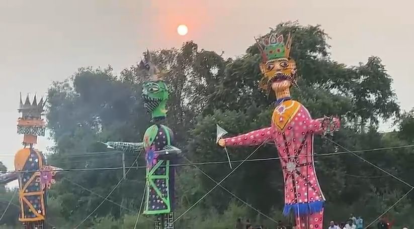 ਜਿੱਥੇ ਧਾਰਮਿਕ ਸੰਗਠਨਾਂ ਦੇ ਆਗੂਆਂ ਨੇ ਪਹਿਲਾਂ ਭਗਵਾਨ ਰਾਮ ਅਤੇ ਮਾਤਾ ਸੀਤਾ ਨੂੰ ਪੂਜਾ ਕੀਤੀ, ਜਿਸ ਤੋਂ ਬਾਅਦ ਰਾਵਣ ਦਹਿਨ ਕੀਤਾ ਗਿਆ।