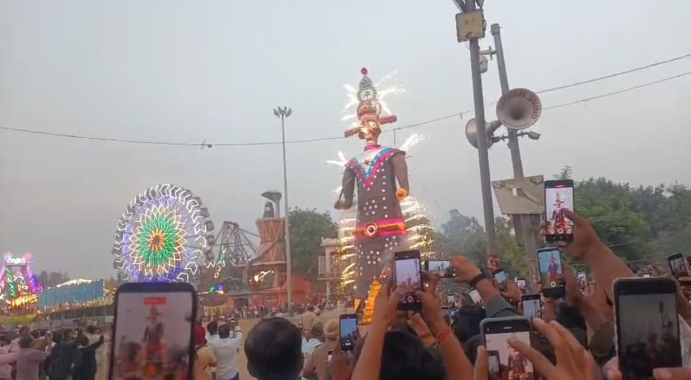 ਸੰਸਦ ਮੈਂਬਰ ਗੁਰਜੀਤ ਸਿੰਘ ਔਜਲਾ ਨੇ ਕਿਹਾ ਕਿ ਬੁਰਾਈ ਸਿਰਫ਼ ਰਾਵਣ ਤੱਕ ਸੀਮਤ ਨਹੀਂ ਹੈ। ਭ੍ਰਿਸ਼ਟਾਚਾਰ, ਹੰਕਾਰ, ਅਪਰਾਧ ਅਤੇ ਅਸਹਿਣਸ਼ੀਲਤਾ ਅੱਜ ਦੇ ਸਮਾਜ ਵਿੱਚ ਸਭ ਤੋਂ ਵੱਡੀਆਂ ਚੁਣੌਤੀਆਂ ਹਨ। ਉਨ੍ਹਾਂ ਕਿਹਾ ਕਿ ਜਿਸ ਤਰ੍ਹਾਂ ਹਰ ਸਾਲ ਰਾਵਣ ਨੂੰ ਸਾੜਿਆ ਜਾਂਦਾ ਹੈ, ਉਸੇ ਤਰ੍ਹਾਂ ਸਾਨੂੰ ਆਪਣੇ ਅੰਦਰਲੀਆਂ ਬੁਰਾਈਆਂ ਨੂੰ ਵੀ ਖਤਮ ਕਰਨਾ ਚਾਹੀਦਾ ਹੈ।