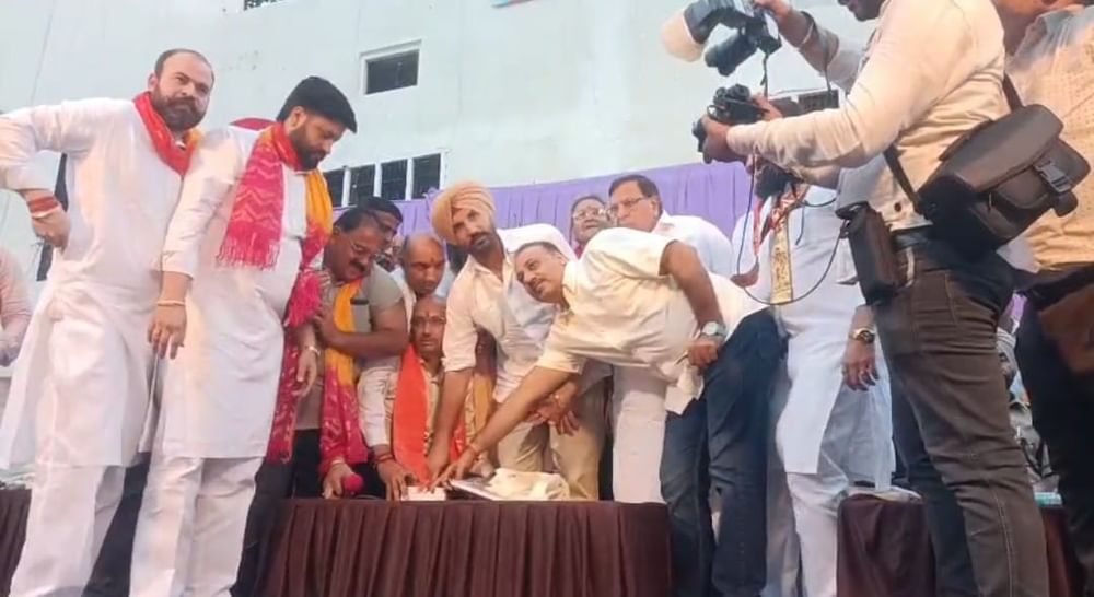 ਪੰਜਾਬ ਕਾਂਗਰਸ ਪ੍ਰਧਾਨ ਅਮਰਿੰਦਰ ਸਿੰਘ ਰਾਜਾ ਵੜਿੰਗ ਨੇ ਲੁਧਿਆਣਾ ਦੇ ਇਤਿਹਾਸਕ ਦਰੇਸੀ ਮੈਦਾਨ ਵਿੱਚ ਰਿਮੋਟ ਦਾ ਬਟਨ ਦਬਾ ਕੇ ਰਾਵਣ ਦਹਿਨ ਕੀਤਾ।