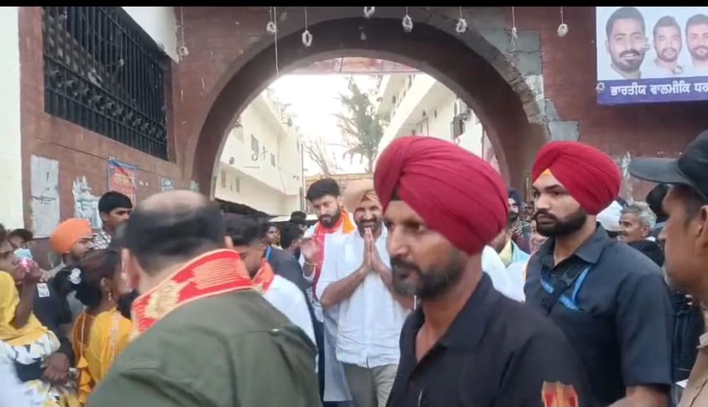 ਰਾਜਾ ਵੜਿੰਗ ਨੇ ਕਿਹਾ ਕਿ ਇਸ ਦਿਨ ਧਰਮੀ ਅਤੇ ਮਹਾਂਪੁਰਖਾਂ ਦੀ ਜਿੱਤ ਹੋਈ ਸੀ। ਉਨ੍ਹਾਂ ਕਿਹਾ ਕਿ ਸਾਨੂੰ ਸਾਡੇ ਅੰਦਰ ਬੈਠੇ ਹੋਏ ਰਾਵਣ ਨੂੰ ਵੀ ਮਾਰਨਾ ਚਾਹੀਦਾ ਹੈ ਤਾਂ ਜੋ ਅਸੀਂ ਚੰਗੇ ਇਨਸਾਨ ਬਣ ਸਕੀਏ।