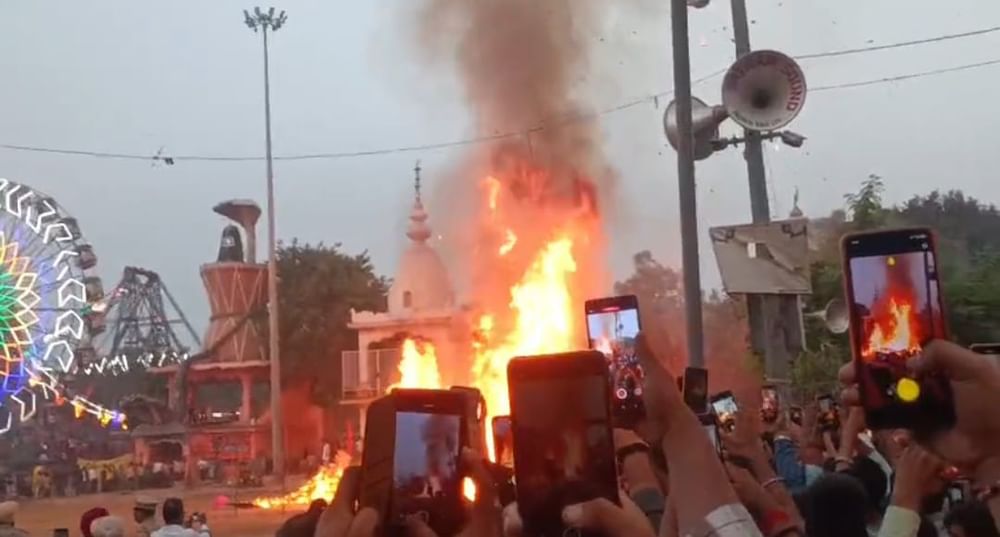 ਕਾਂਗਰਸ ਦੇ ਸੰਸਦ ਮੈਂਬਰ  ਗੁਰਜੀਤ ਸਿੰਘ ਔਜਲਾ ਨੇ ਦੁਰਗਿਆਣਾ ਮੰਦਿਰ ਵਿਖੇ ਰਾਵਣ ਦਹਿਨ ਸਮਾਰੋਹ ਵਿੱਚ ਹਿੱਸਾ ਲਿਆ। ਔਜਲਾ ਨੇ ਕਿਹਾ ਕਿ ਸਾਨੂੰ ਅੱਜ ਵੀ ਇਕੱਠੇ ਹੋਕੇ ਸਮਾਜ ਵਿਚਰਲੀਆਂ ਬੁਰਾਈਆਂ ਖਿਲਾਫ ਲੜਣਾ ਚਾਹੀਦਾ ਹੈ।