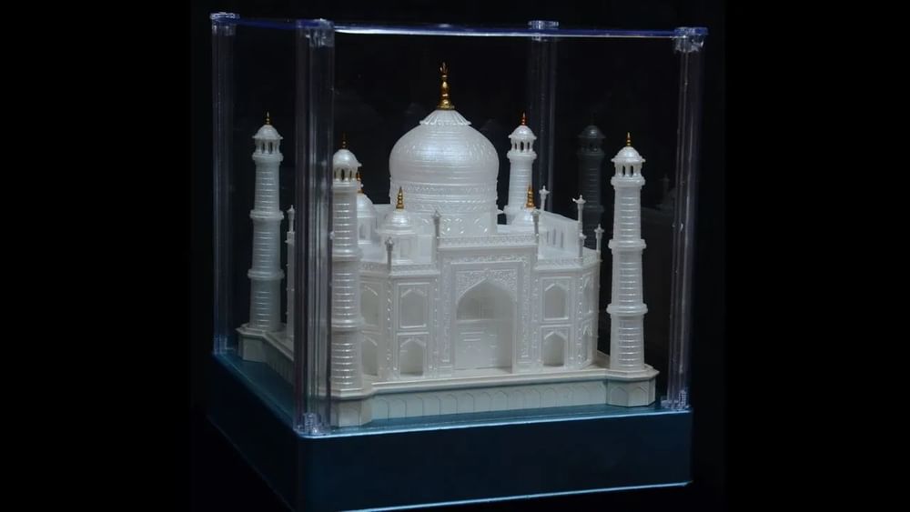 ਤਾਜ ਮਹਿਲ: ਘਰ ਵਿੱਚ ਤਾਜ ਮਹਿਲ ਦਾ ਕੋਈ ਵੀ ਸ਼ੋਅਪੀਸ ਜਾਂ ਤਸਵੀਰਾਂ ਨਹੀਂ ਰੱਖਣੀ ਚਾਹੀਦੀ। ਲੋਕ ਇਸਨੂੰ ਪਿਆਰ ਦਾ ਪ੍ਰਤੀਕ ਮੰਨਦੇ ਹਨ, ਪਰ ਅਸਲ ਵਿੱਚ, ਇਹ ਸ਼ਾਹਜਹਾਂ ਦੀ ਪਤਨੀ ਮੁਮਤਾਜ਼ ਬੇਗਮ ਦਾ ਮਕਬਰਾ ਹੈ। ਇਸ ਲਈ ਘਰ ਵਿੱਚ ਤਾਜ ਮਹਿਲ ਦੀ ਕੋਈ ਵੀ ਸ਼ੋਅਪੀਸ ਜਾਂ ਤਸਵੀਰ ਰੱਖਣ ਤੋਂ ਬਚਣਾ ਚਾਹੀਦਾ ਹੈ। ਇਹ ਮੰਨਿਆ ਜਾਂਦਾ ਹੈ ਕਿ ਅਜਿਹੀਆਂ ਚੀਜ਼ਾਂ ਦਾ ਸਾਡੇ ਜੀਵਨ 'ਤੇ ਗੰਭੀਰ ਅਤੇ ਡੂੰਘਾ ਪ੍ਰਭਾਵ ਪੈਂਦਾ ਹੈ।