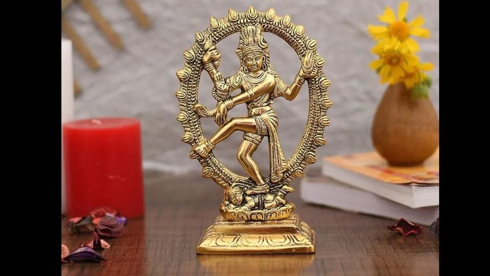 ਨਟਰਾਜ ਦੀ ਮੂਰਤੀ ਜਾਂ ਤਸਵੀਰ: ਲਗਭਗ ਹਰ ਕਲਾਸੀਕਲ ਨ੍ਰਿਤਕ ਦੇ ਘਰ ਵਿੱਚ ਬ੍ਰਹਿਮੰਡੀ ਨ੍ਰਿਤਕ ਸ਼ਿਵ ਦੀ ਤਸਵੀਰ ਹੁੰਦੀ ਹੈ। ਇੱਕ ਸਿੱਕੇ ਦੇ ਹਮੇਸ਼ਾ ਦੋ ਪਾਸੇ ਹੁੰਦੇ ਹਨ। ਨਟਰਾਜ ਇਸ ਮਹਾਨ ਕਲਾ ਰੂਪ ਦਾ ਪ੍ਰਤੀਕ ਹੈ, ਪਰ ਨਾਲ ਹੀ ਵਿਨਾਸ਼ ਦਾ ਵੀ ਪ੍ਰਤੀਕ ਹਨ। ਇਹ ਇਸ ਲਈ ਹੈ ਕਿਉਂਕਿ ਇਹ ਨਾਚ ਰੂਪ ਅਸਲ ਵਿੱਚ ਤਾਂਡਵ ਨ੍ਰਿਤਿਆ ਹੈ, ਜਿਸਦਾ ਅਰਥ ਹੈ ਵਿਨਾਸ਼ ਦਾ ਨਾਚ। ਇਸ ਲਈ, ਘਰ ਵਿੱਚ ਕਦੇ ਵੀ ਨਟਰਾਜ ਦੀ ਤਸਵੀਰ ਜਾਂ ਸ਼ੋਅਪੀਸ ਨਹੀਂ ਰੱਖਣੀ ਚਾਹੀਦੀ।