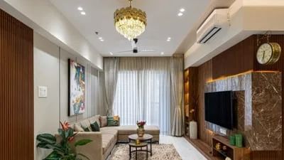 ਵਾਸਤੂ ਸ਼ਾਸਤਰ ਵਿੱਚ ਕਈ ਉਪਾਅ ਦੱਸੇ ਗਏ ਹਨ ਜੋ ਤੁਹਾਡੀ ਜ਼ਿੰਦਗੀ ਵਿੱਚ ਬਹੁਤ ਸਾਰੀਆਂ ਸਮੱਸਿਆਵਾਂ ਦਾ ਹੱਲ ਲੱਭਣ ਵਿੱਚ ਤੁਹਾਡੀ ਮਦਦ ਕਰ ਸਕਦੇ ਹਨ। ਤੁਸੀਂ ਅਕਸਰ ਪਰਿਵਾਰਕ ਮੈਂਬਰਾਂ ਵਿਚਕਾਰ ਵਧਦੇ ਤਣਾਅ ਅਤੇ ਝਗੜੇ ਦੇਖੇ ਹੋਣਗੇ। ਇਨ੍ਹਾਂ ਨਾਲ ਘਰ ਵਿੱਚ ਨਕਾਰਾਤਮਕਤਾ ਫੈਲਣੀ ਸ਼ੁਰੂ ਹੋ ਜਾਂਦੀ ਹੈ। ਵਾਸਤੂ ਸ਼ਾਸਤਰ ਵਿੱਚ ਕੁਝ ਅਜਿਹੀਆਂ ਚੀਜ਼ਾਂ ਦਾ ਵੀ ਜ਼ਿਕਰ ਹੈ ਜੋ ਕਦੇ ਵੀ ਘਰ ਦੇ ਅੰਦਰ ਨਹੀਂ ਰੱਖਣੀਆਂ ਚਾਹੀਦੀਆਂ, ਕਿਉਂਕਿ ਇਹ ਨਕਾਰਾਤਮਕਤਾ ਲਿਆਉਂਦੀਆਂ ਹਨ।