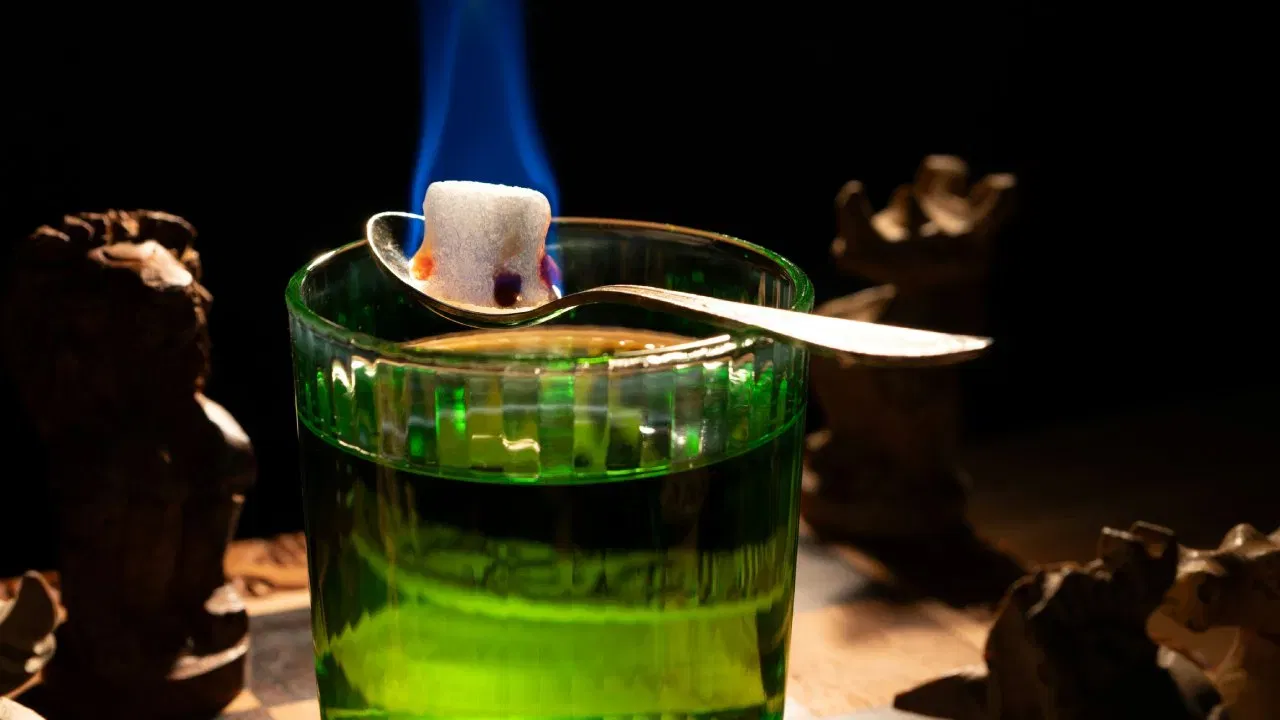 ਪਾਣੀ ਮਿਲਾਇਆ ਜਾਂਦਾ ਹੈ... Wine Expert ਸੋਨਲ ਹਾਲੈਂਡ ਕਹਿੰਦੇ ਹਨ, ਇਹ ਅਲਕੋਹਲ ਡਰਿੰਕ ਕਾਫ਼ੀ ਸਟ੍ਰਾਂਗ ਹੁੰਦੀ ​​ਹੈ। ਇਸ ਲਈ, ਇਸਨੂੰ ਪਾਣੀ ਅਤੇ ਸ਼ੂਗਰ  ਕਿਊਬ ਮਿਲਾ ਕੇ ਪੀਂਦੇ ਹਾਂ। ਇਸ ਨਾਲ ਡਰਿੰਕ ਨੂੰ  Dilute ਕੀਤਾ ਜਾਂਦਾ ਹੈ। ਇਸ ਪੂਰੀ ਪ੍ਰਕਿਰਿਆ ਨੂੰ ਲਾਉਜਿੰਗ ਕਹਿੰਦੇ ਹਨ। (Pic: Pixabay)