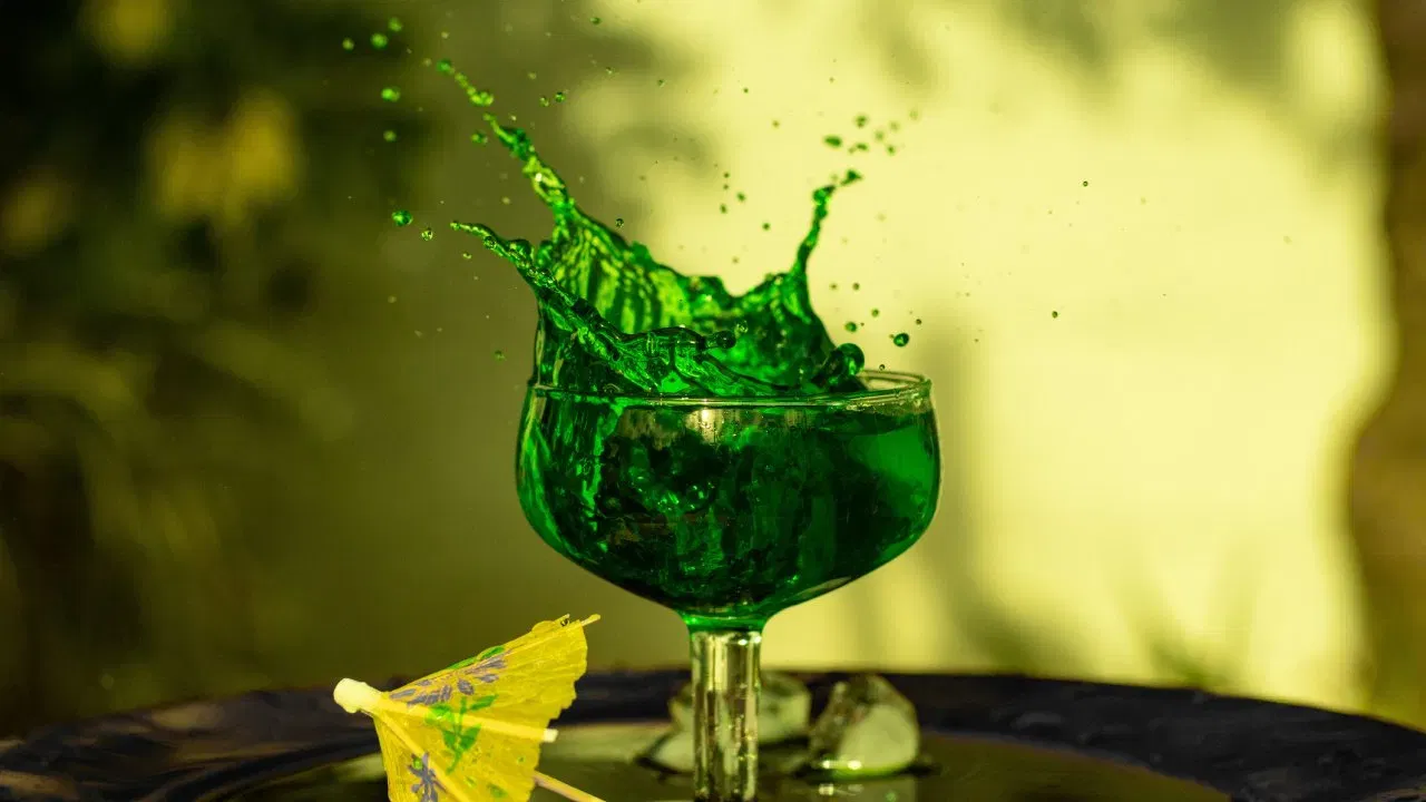 ਕਿੰਨੀ ਵੱਖਰੀ ਹੁੰਦੀ ਹੈ... Absinthe ਖਾਸ ਤਰ੍ਹਾਂ ਦੀ ਡਰਿੰਕ ਹੁੰਦੀ ਹੈ। ਇਸਦਾ ਟੇਸਟ ਹਰਬਲ ਅਤੇ ਸਪਾਇਸੀ ਹੁੰਦਾ ਹੈ ਕਿਉਂਕਿ ਇਹ ਸੌਂਫ ਅਤੇ ਨਾਗਦੌਨਾ (ਕੀੜਾ ਜੜੀ)  ਨਾਲ ਬਣਾਇਆ ਜਾਂਦਾ ਹੈ। ਇਹ ਵੇਖਣ ਵਿੱਚ ਦੂਜੀਆਂ ਡਰਿੰਕਸ ਨਾਲੋਂ ਵੱਖਰੀ ਹੁੰਦੀ ਹੈ ਕਿਉਂਕਿ ਦੂਜੀਆਂ ਡਰਿੰਕਸ ਆਮ ਤੌਰ 'ਤੇ ਬ੍ਰਾਉਨ ਜਾਂ Transparent ਹੁੰਦੇ ਹਨ, ਜਦੋਂ ਕਿ Absinthe ਹਰਾ ਹੁੰਦਾ ਹੈ। (Pic: Pixabay)