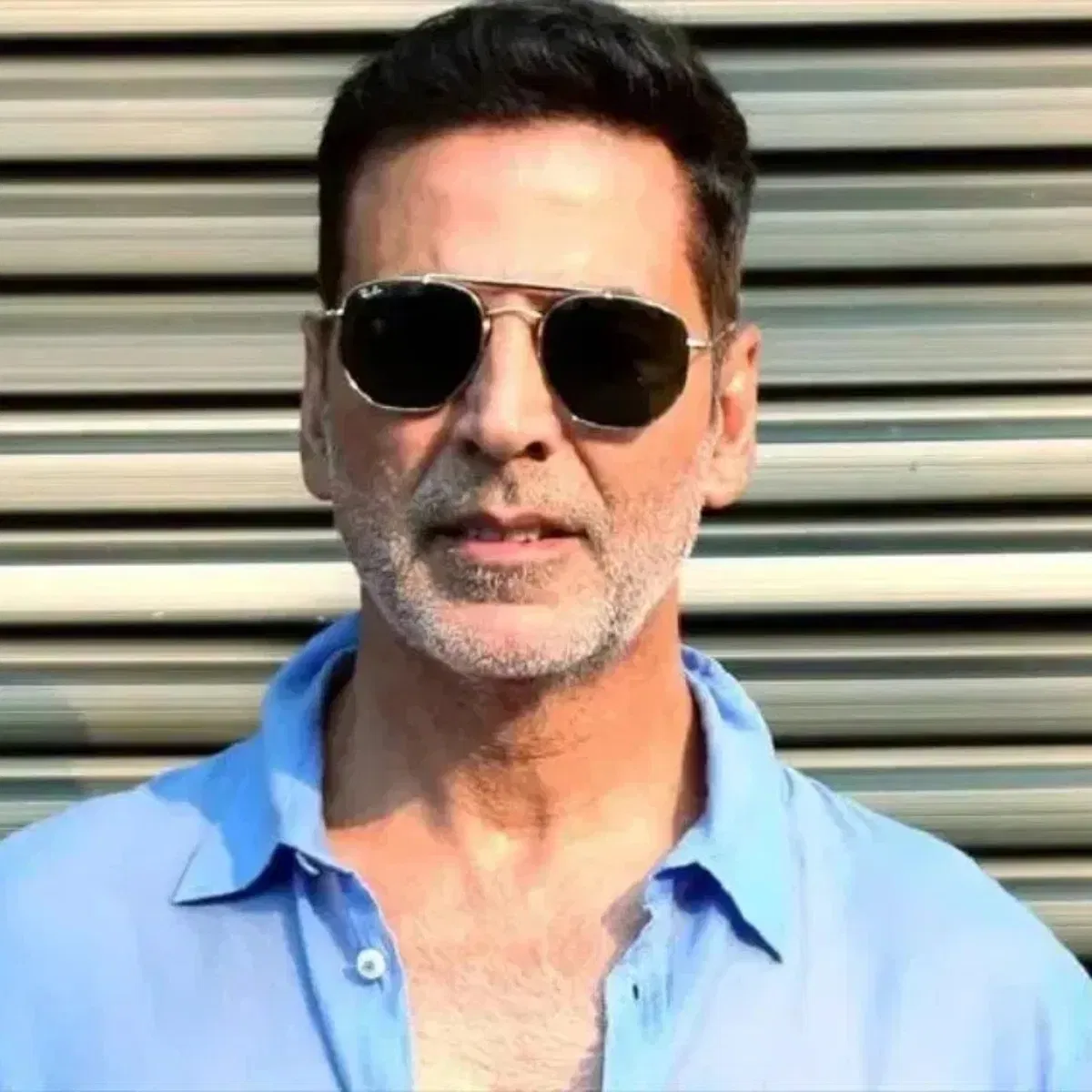 ਅਕਸ਼ੈ ਕੁਮਾਰ ਦਾ ਥੱਪੜ: 2015 ਵਿੱਚ, "ਗੱਬਰ ਇਜ਼ ਬੈਕ" ਦੀ ਸ਼ੂਟਿੰਗ ਦੌਰਾਨ, ਅਕਸ਼ੈ ਕੁਮਾਰ ਵੀ ਆਪਣਾ ਆਪਾ ਗੁਆ ਬੈਠੇ ਸਨ। ਇੱਕ ਫੈਨ ਲਗਾਤਾਰ ਉਨ੍ਹਾਂ ਤਸਵੀਰਾਂ ਖਿੱਚ ਰਿਹਾ ਸੀ। ਵਾਰ-ਵਾਰ ਕਹਿਣ ਦੇ ਬਾਅਦ ਵੀ ਜਦੋਂ ਉਹ ਨਹੀਂ ਹੱਟਿਆ ਤਾਂ ਅਕਸ਼ੈ ਗੁੱਸੇ ਵਿੱਚ ਆ ਗਏ ਅਤੇ ਉਨ੍ਹਾਂ ਨੂੰ ਉਸਨੂੰ ਥੱਪੜ ਮਾਰ ਦਿੱਤਾ।