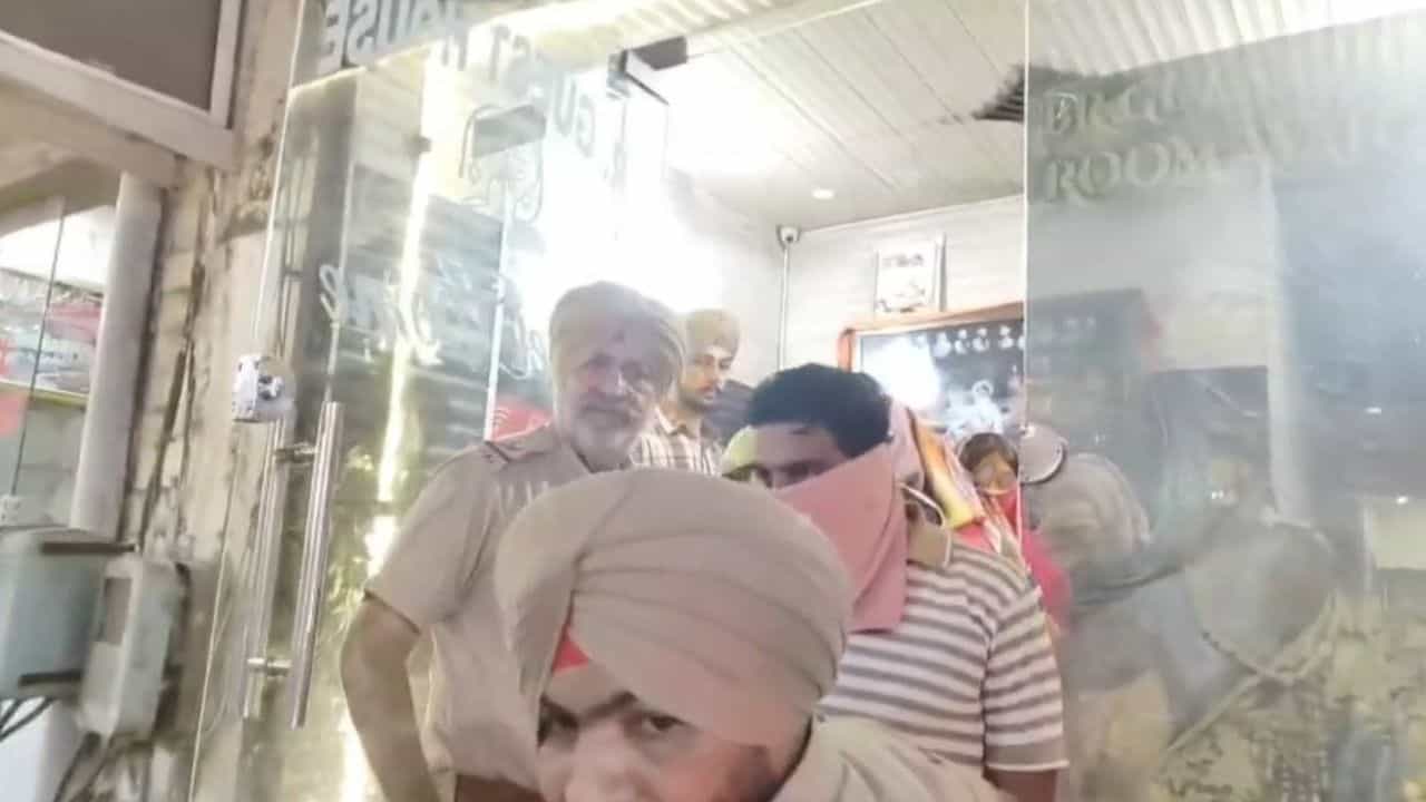 ਅੰਮ੍ਰਿਤਸਰ- ਹੋਟਲ ਵਿੱਚੋਂ ਇਤਰਾਜ਼ਯੋਗ ਹਾਲਤ ਵਿੱਚ ਮਿਲੀਆਂ 4 ਔਰਤਾਂ, ਮੈਨੇਜਰ ਸਮੇਤ 5 ਲੋਕ ਗ੍ਰਿਫ਼ਤਾਰ ਅੰਮ੍ਰਿਤਸਰ- ਹੋਟਲ ਵਿੱਚੋਂ ਇਤਰਾਜ਼ਯੋਗ ਹਾਲਤ ਵਿੱਚ ਮਿਲੀਆਂ 4 ਔਰਤਾਂ, ਮੈਨੇਜਰ ਸਮੇਤ 5 ਲੋਕ ਗ੍ਰਿਫ਼ਤਾਰ