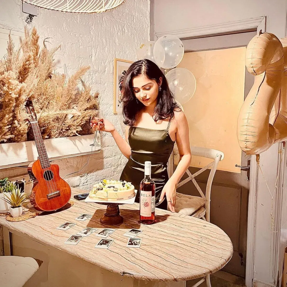 ਅਦਾਕਾਰਾ ਅਨੀਤ ਨੇ ਆਪਣੇ ਕਰੀਅਰ ਦੀ ਸ਼ੁਰੂਆਤ ਮਾਡਲ ਵਜੋਂ  ਕੀਤੀ ਅਤੇ ਫਿਰ ਫਿਲਮ "ਸੈਯਾਰਾ" ਵਿੱਚ ਮੁੱਖ ਭੂਮਿਕਾ ਰਾਹੀਂ ਬਾਲੀਵੁੱਡ ਵਿੱਚ ਕਦਮ ਰੱਖਿਆ। ਇਹ ਫਿਲਮ 500 ਕਰੋੜ ਰੁਪਏ ਤੋਂ ਵੱਧ ਦੀ ਕਮਾਈ ਕਰ ਕਰ ਚੁਕੀ ਹੈ । ਇਸ ਫਿਲਮ ਤੋਂ ਬਾਅਦ ਅਦਾਕਾਰਾ ਰਾਤੋ-ਰਾਤ ਸਟਾਰ ਬਣ ਗਈ।