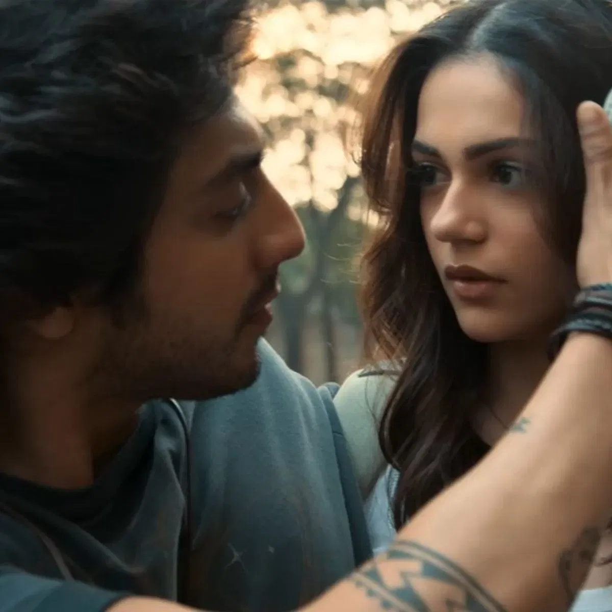 ਮੋਹਿਤ ਸੂਰੀ ਦੁਆਰਾ ਨਿਰਦੇਸ਼ਿਤ "ਸੈਯਾਰਾ" ਦੀ ਗੱਲ ਕਰੀਏ ਤਾਂ ਇਸ ਫਿਲਮ ਵਿੱਚ  ਅਨਿਤ ਪੱਡਾ ਦੇ ਨਾਲ ਅਹਾਨ ਪਾਂਡੇ  ਨਜ਼ਰ ਆਏ। ਅਹਾਨ ਨੇ ਵੀ ਇਸ ਫਿਲਮ ਤੋਂ ਹੀ ਫਿਲਮੀ ਸਫ਼ਰ ਦੀ ਸ਼ੁਰੂਆਤ ਕੀਤੀ ।