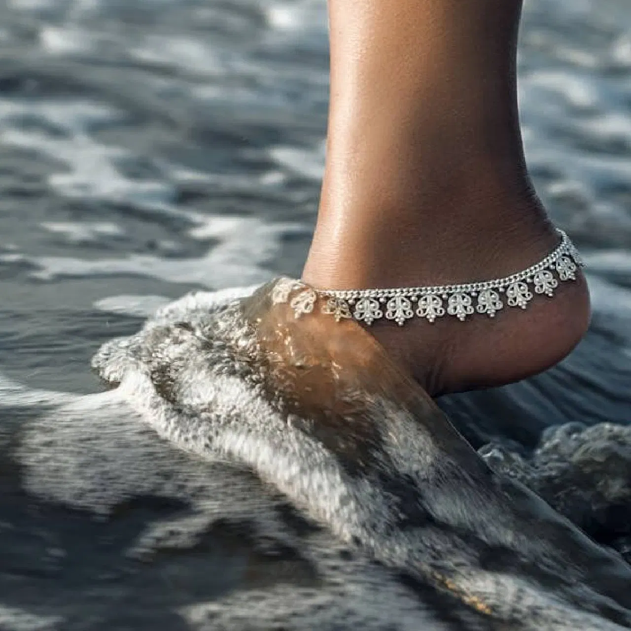 ਤੁਸੀਂ ਐਂਕਲੇਟ ਜਾਂ ਝਾਂਜਰਾਂ ਵੀ ਖਰੀਦ ਸਕਦੇ ਹੋ। ਤੁਹਾਨੂੰ ਲਾਈਟ ਤੋਂ ਹੈਵੀ ਵੇਟ ਵਿੱਚ ਪਾਇਲ ਕਈ ਤਰ੍ਹਾਂ ਦੇ ਡਿਜ਼ਾਈਨ ਵਿੱਚ ਮਿਲ ਜਾਵੇਗੀ, ਜਿਸਨੂੰ ਤੁਸੀਂ ਆਪਣੇ ਬਜਟ ਦੇ ਅਨੁਸਾਰ ਚੁਣ ਸਕਦੇ ਹੋ। ਤੁਸੀਂ ਇਸਨੂੰ ਘਰ ਵਿੱਚ ਜਾਂ ਕਿਸੇ ਖਾਸ ਮੌਕੇ 'ਤੇ ਪਹਿਨ ਸਕਦੇ ਹੋ। ਆਪਣੇ ਲਈ ਜਾਂ ਆਪਣੀ ਧੀ ਲਈ ਪਾਇਲ ਖਰੀਦਣਾ ਵੀ ਧਨਤੇਰਸ ਤੇ ਇੱਕ ਵਧੀਆ ਬਜਟ-ਫਰੈਂਡਲੀ ਆਪਸ਼ਨ ਰਹੇਗਾ।।