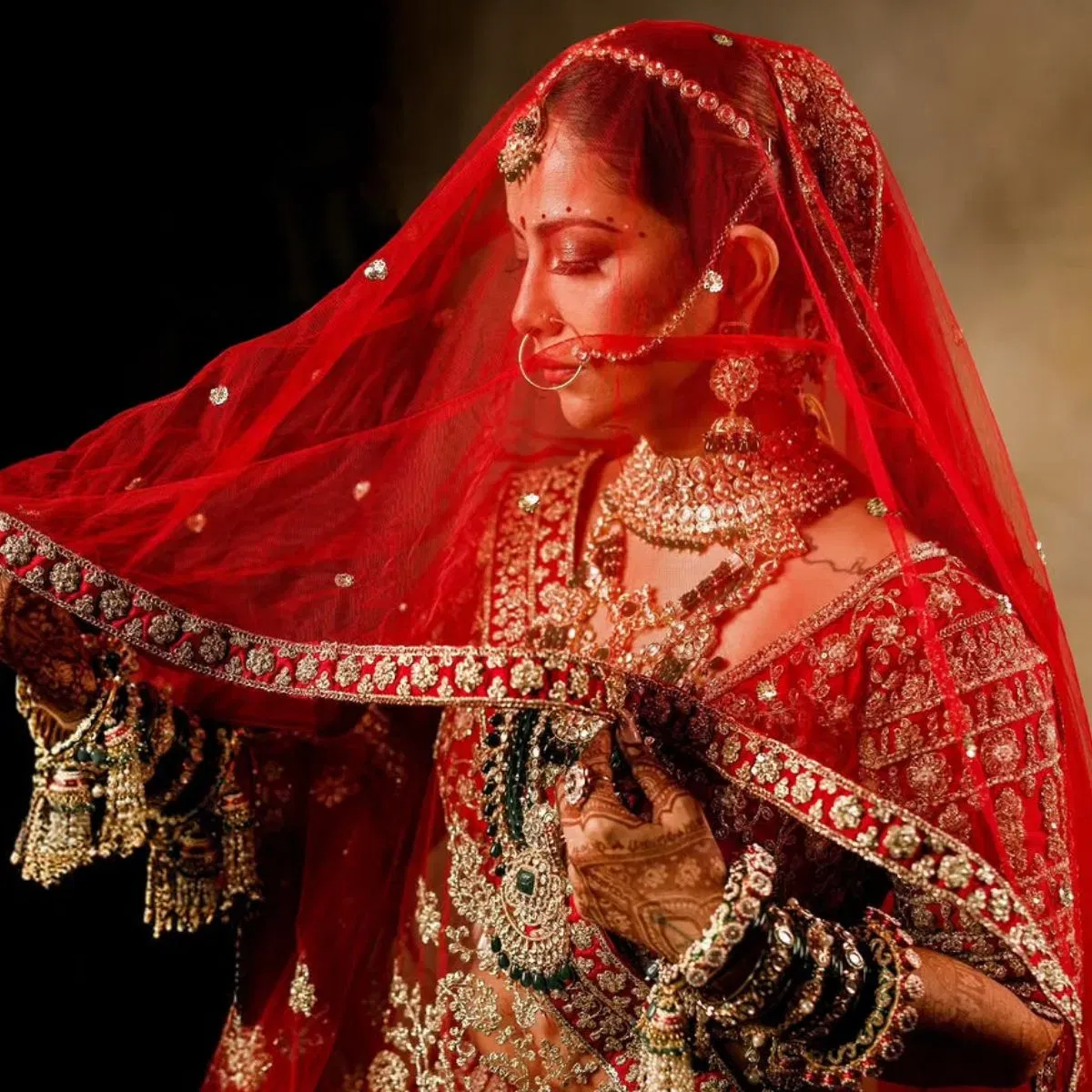 ਸੀਰੀਅਲ "ਬਾਲਿਕਾ ਵਧੂ" ਦੀ ਆਨੰਦੀ ਹੁਣ ਵੱਡੀ ਹੋ ਗਈ ਹੈ। ਇਸ ਭੂਮਿਕਾ ਨਾਲ ਅਦਾਕਾਰਾ ਨੇ ਹਰ ਘਰ ਵਿੱਚ ਪਛਾਣ ਬਣਾਈ ਸੀ। ਹਰ ਕੋਈ ਛੋਟੀ ਆਨੰਦੀ ਨੂੰ ਪਿਆਰ ਕਰਦਾ ਸੀ, ਅਤੇ ਇਸ ਕਿਰਦਾਰ ਕਾਰਨ ਉਹ ਸਭ ਦੀ  ਪਸੰਦੀਦਾ ਬਣ ਗਈ ਸੀ । ਹੁਣ, ਅਵਿਕਾ ਗੌਰ ਨੇ ਆਪਣੇ ਲੌਂਗ ਟਾਈਮ ਬੁਆਏਫਰੈਂਡ ਮਿਲਿੰਦ ਚੰਦਵਾਨੀ ਨਾਲ ਵਿਆਹ ਕਰਵਾ ਲਿਆ ਹੈ। ਨਾ ਸਿਰਫ਼ ਪਰਿਵਾਰ, ਦੋਸਤ ਅਤੇ ਅਦਾਕਾਰ... ਸਗੋਂ ਲੱਖਾਂ ਲੋਕਾਂ ਨੇ ਉਨ੍ਹਾਂ ਦੇ ਵਿਆਹ ਨੂੰ ਦੇਖਿਆ।