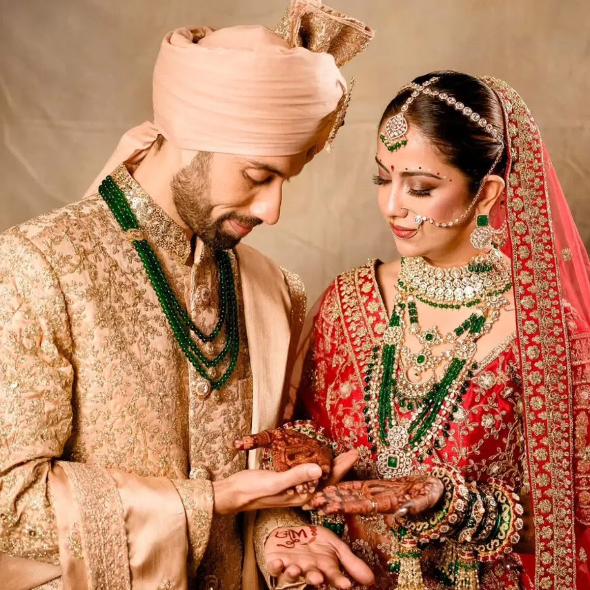 ਹਾਲਾਂਕਿ, ਅਵਿਕਾ ਗੌਰ ਨੇ ਆਪਣੇ ਪਤੀ ਮਿਲਿੰਦ ਨਾਲ ਕਪਲ ਤਸਵੀਰਾਂ ਸ਼ੇਅਰ ਕੀਤੀਆਂ ਹਨ, ਜਿਸ 'ਤੇ ਲੋਕਾਂ ਵਲੋਂ ਪਿਆਰ ਲੁਟਾਇਆ ਜਾ ਰਿਹਾ ਹੈ । ਕਪਲ ਇੱਕ ਦੂਜੇ ਦੀ ਮਹਿੰਦੀ ਨੂੰ ਦੇਖਦੇ ਹੋਏ ਬਹੁਤ ਪਿਆਰੇ ਲੱਗ ਰਿਹਾ ਸੀ। ਇਸਦੇ ਨਾਲ ਹੀ ਇੱਕ ਹੋਰ ਫੋਟੋ ਵਿੱਚ ਅਦਾਕਾਰਾ ਮਿਲਿੰਦ ਦਾ ਹੱਥ ਫੜ ਪੋਜ਼ ਦਿੰਦੀ ਦਿਖਾਈ ਦੇ ਰਹੀ ਹੈ। ਸ਼ੋਅ 'ਤੇ ਲੋਕ ਉਨ੍ਹਾਂ ਦੀ ਕੈਮਿਸਟਰੀ ਨੂੰ ਕਾਫੀ ਪਸੰਦ ਕਰ ਰਹੇ ਸਨ।