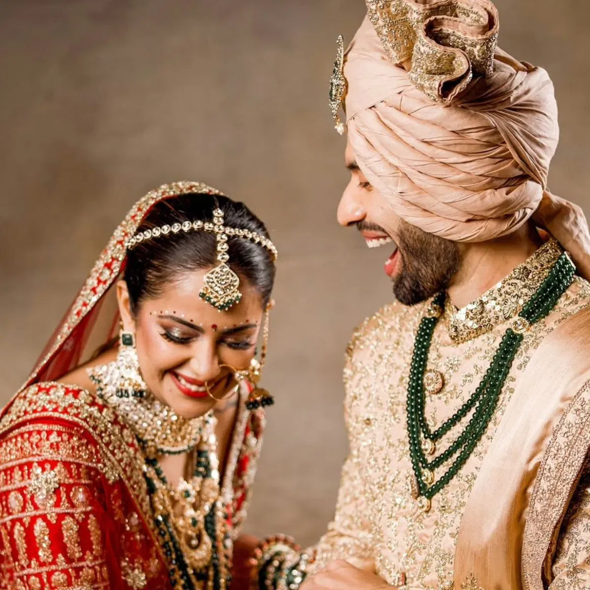 ਕਪਲ ਦੇ ਵਿਆਹ ਦੀਆਂ ਫੋਟੋਆਂ ਪਹਿਲਾਂ ਵੀ ਸਾਹਮਣੇ ਆਈਆਂ ਸਨ, ਪਰ ਹੁਣ ਉਨ੍ਹਾਂ ਨੇ ਆਪਣੀਆਂ ਤਸਵੀਰਾਂ ਆਪ ਸ਼ੇਅਰ ਕੀਤੀਆਂ ਹਨ, ਜਿਸ ਵਿੱਚ ਸੈਲੇਬਸ ਪਿਆਰ ਲੁਟਾਉਂਦੇ ਅਤੇ ਵਧਾਈਆਂ ਦਿੰਦੇ ਦਿਖਾਈ ਦੇ ਰਹੇ ਹਨ। ਰਸ਼ਮੀ ਦੇਸਾਈ, ਕਰਨ ਗਰੋਵਰ, ਕ੍ਰਿਸ਼ਨਾ ਮੁਖਰਜੀ, ਰਿਧੀਮਾ ਪੰਡਿਤ, ਅਤੇ ਫਲਕ ਨਾਜ਼ ਸਮੇਤ ਹੋਰ ਸਟਾਰਸ ਨੇ ਵੀ ਕਮੈਂਟ ਕੀਤੇ ਹਨ।