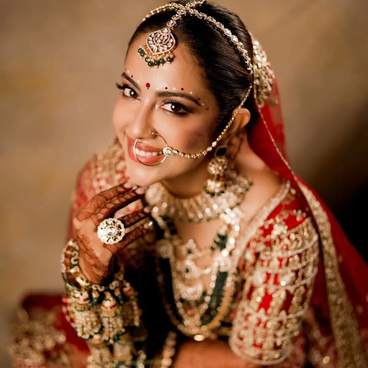 ਉਨ੍ਹਾਂ ਨੇ ਆਪਣੇ ਰੈੱਡ ਲਹਿੰਗੇ ਨੂੰ ਗ੍ਰੀਨ ਜੂਲਰੀ ਨਾਲ ਪੇਅਰਅੱਪ ਕੀਤਾ ਹੈ। ਮਾਂਗ ਟਿੱਕਾ, ਟ੍ਰਿਪਲ-ਲੇਅਰ ਜੂਲਰੀ, ਹੱਥਾ ਵਿੱਚ ਹਰੀਆਂ ਚੂੜੀਆਂ ਅਤੇ ਨੱਥ ਵਿੱਚ ਬਹੁਤ ਸੋਹਣੀ ਲੱਗ ਰਹੀ ਸੀ। ਦਰਅਸਲ, ਅਵਿਕਾ ਗੌਰ ਦੀ ਮਹਿੰਦੀ ਦੀ ਵੀ ਕਾਫੀ ਤਾਰੀਫ ਕੀਤੀ ਜਾ ਰਹੀ ਹੈ।  ਮਸ਼ਹੂਰ ਮਹਿੰਦੀ ਕਲਾਕਾਰ ਵੀਨਾ ਨਾਗਦਾ ਵਲੋਂ  ਲਗਾਈ ਗਈ ਮਹਿੰਦੀ ਨੂੰ ਬਹੁਤ ਪਸੰਦ ਕੀਤਾ ਜਾ ਰਿਹਾ ਹੈ।