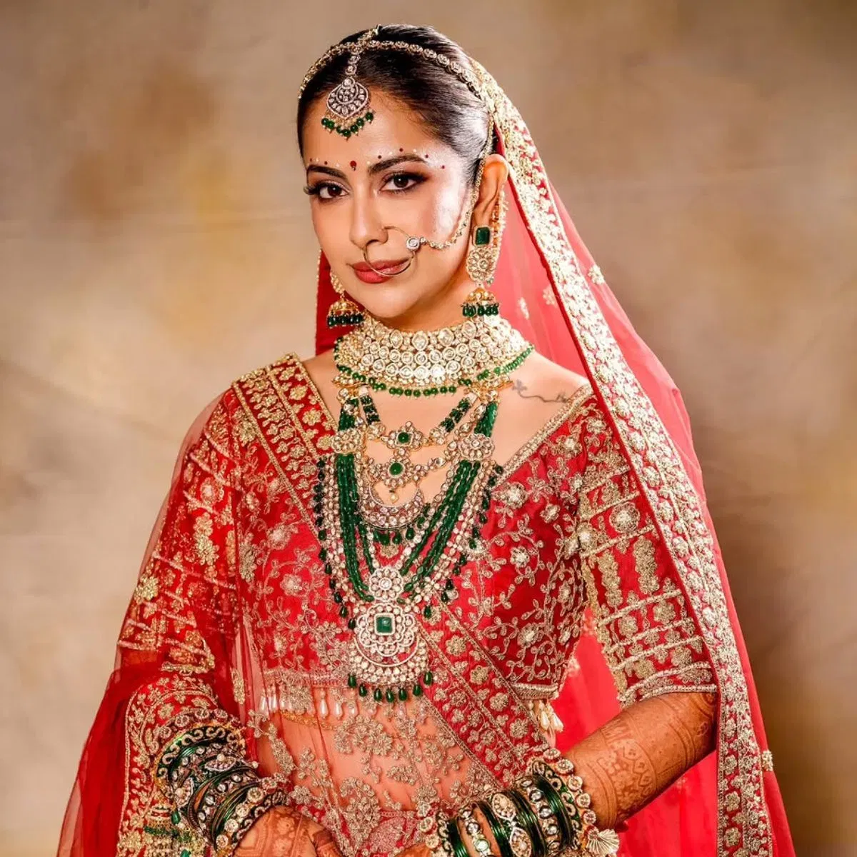 ਪਰਿਵਾਰ ਤੋਂ ਇਲਾਵਾ ਮਸ਼ਹੂਰ ਹਸਤੀਆਂ ਅਤੇ ਪ੍ਰਸ਼ੰਸਕਾਂ ਨੇ ਵੀ ਅਵਿਕਾ ਗੌਰ ਅਤੇ ਮਿਲਿੰਦ ਨੂੰ ਅਸ਼ੀਰਵਾਦ ਦਿੱਤਾ ਹੈ। ਅਦਾਕਾਰਾ ਨੇ ਇੰਸਟਾਗ੍ਰਾਮ 'ਤੇ ਤਸਵੀਰਾਂ ਸੇਅਰ ਕੀਤੀਆਂ ਹੈ, ਜਿਸ ਵਿੱਚ ਕੈਪਸ਼ਨ ਦਿੱਤਾ ਗਿਆ ਹੈ, "ਬਾਲਿਕਾ ਤੋਂ ਵਧੂ ਤੱਕ..." 28 ਸਾਲਾ ਅਦਾਕਾਰ ਦੀ ਲਾਲ ਰੰਗ ਦੇ ਜੋੜੇ ਵਿੱਚ ਤਸਵੀਰਾਂ ਕਾਫੀ ਵਾਇਰਲ ਹੋ ਰਹੀਆਂ ਹਨ। ਉਨ੍ਹਾਂ ਦਾ ਲੁੱਕ ਬਿਲਕੁਲ ਗੁਜਰਾਤੀ ਦੁਲਹਨ ਵਰਗਾ ਸੀ।