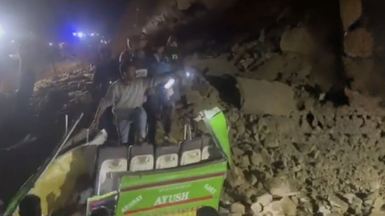 ਬੱਸ ਤੇ ਡਿੱਗਿਆ ਪਹਾੜ ਦਾ ਮਲਬਾ, 18 ਲੋਕਾਂ ਦੀ ਹੋਈ ਮੌਤ, ਬਚਾਅ ਕਾਰਜ ਜਾਰੀ