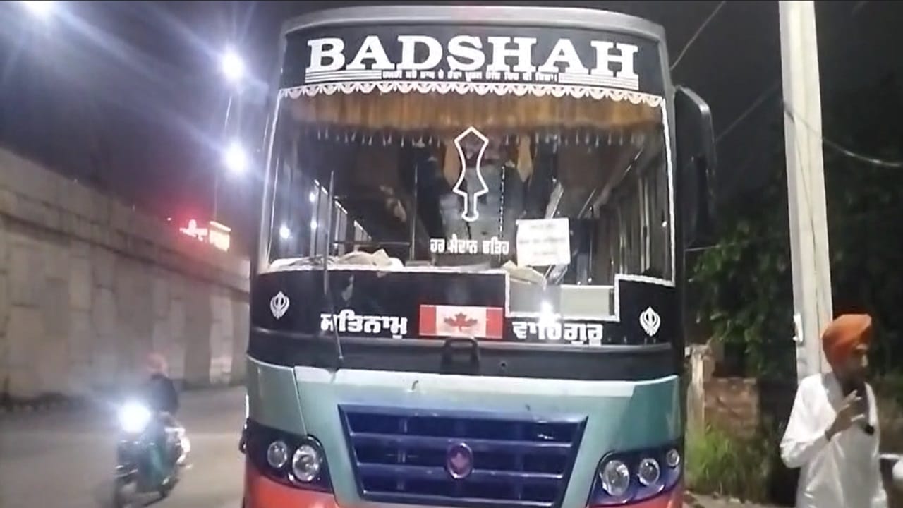 VIDEO: ਅੰਮ੍ਰਿਤਸਰ 'ਚ ਲਾਪਰਵਾਹੀ ਨੇ ਲਈਆਂ 3 ਜਾਨਾਂ, ਬੱਸ ਦੀ ਛੱਤ 'ਤੇ ਚੜ੍ਹੇ ਯਾਤਰੀ BRTS ਲੈਂਟਰ ਨਾਲ ਟਕਰਾਏ