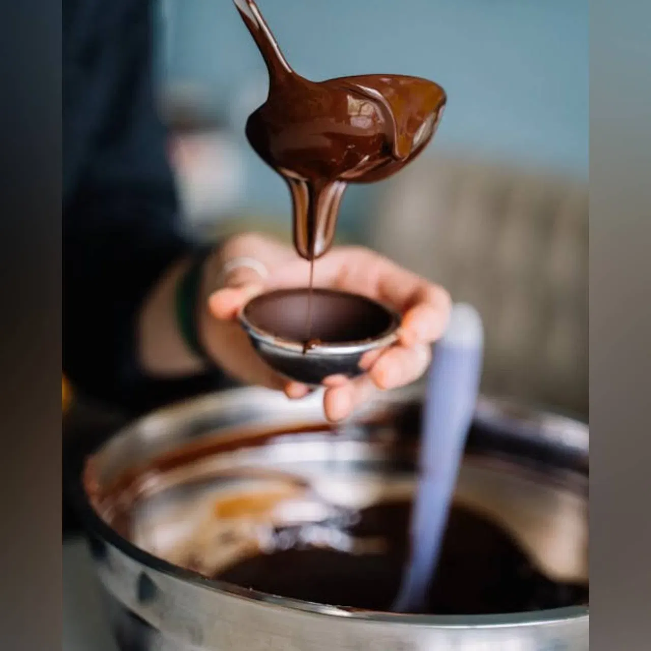 ਘਰ ਵਿੱਚ ਹੈਲਦੀ ਤਰੀਕੇ ਨਾਲ ਵੀ ਚਾਕਲੇਟ ਬਣਾ ਸਕਦੇ ਹੋ। ਇਸਨੂੰ ਬਣਾਉਣ ਲਈ, ਤੁਹਾਨੂੰ ਲੋੜ ਪਵੇਗੀ: 15 ਤੋਂ 18 ਬਗੈਰ ਬੀਜ ਦੇ ਖਜੂਰ, 40 ਬਦਾਮ ਪਾਣੀ ਵਿੱਚ ਭਿੱਜੇ ਹੋਏ, 1/4 ਕੱਪ ਵਾਈਟ ਚਾਕਲੇਟ, 15 ਤੋਂ 18 ਬਦਾਮ, ਕਾਜੂ ਅਤੇ ਪਿਸਤਾ ਇਕੱਠੇ ਮਿਕਸ ਕੀਤੇ ਹੋਏ, 200 ਗ੍ਰਾਮ ਮਿਲਕ ਮੈਲਟੇਡ  ਚਾਕਲੇਟ/ਡਾਰਕ ਚਾਕਲੇਟ।