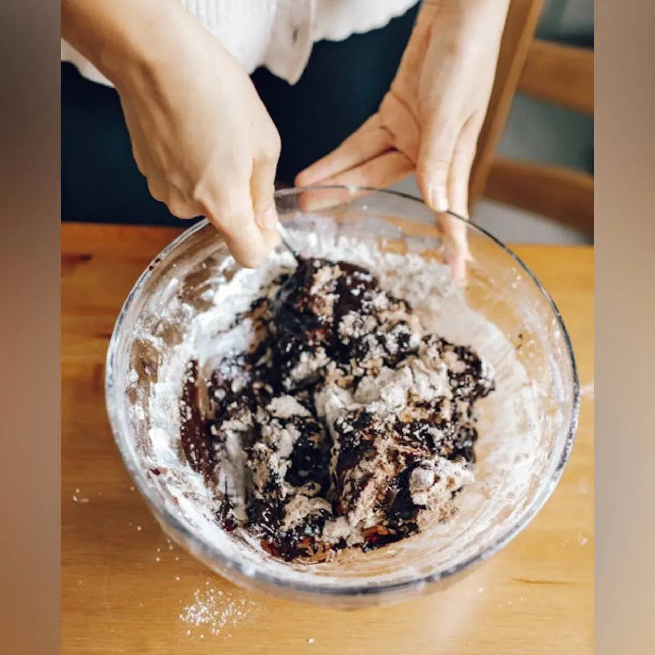 ਜੇਕਰ ਤੁਸੀਂ ਜਾਂ ਤੁਹਾਡੇ ਬੱਚੇ ਚਾਕਲੇਟ ਨੂੰ ਪਸੰਦ ਕਰਦੇ ਹੋ, ਤਾਂ ਤੁਸੀਂ ਇਸਨੂੰ ਬਾਜ਼ਾਰ ਤੋਂ ਖਰੀਦਣ ਦੀ ਬਜਾਏ ਘਰ ਵਿੱਚ ਬਣਾ ਸਕਦੇ ਹੋ। ਇਸਨੂੰ ਬਣਾਉਣਾ ਬਹੁਤ ਆਸਾਨ ਹੈ ਅਤੇ ਬੱਚਿਆਂ ਤੋਂ ਲੈ ਕੇ ਵੱਡੇ ਤੱਕ ਹਰ ਕੋਈ ਇਸਨੂੰ ਪਸੰਦ ਕਰਦਾ ਹੈ । ਤੁਸੀਂ ਇਸਨੂੰ ਬਣਾਉਣ ਲਈ ਆਪਣੇ ਮੁਤਾਬਕ ਚੀਜ਼ਾਂ ਦੀ ਵਰਤੋਂ ਕਰ ਸਕਦੇ ਹੋ।