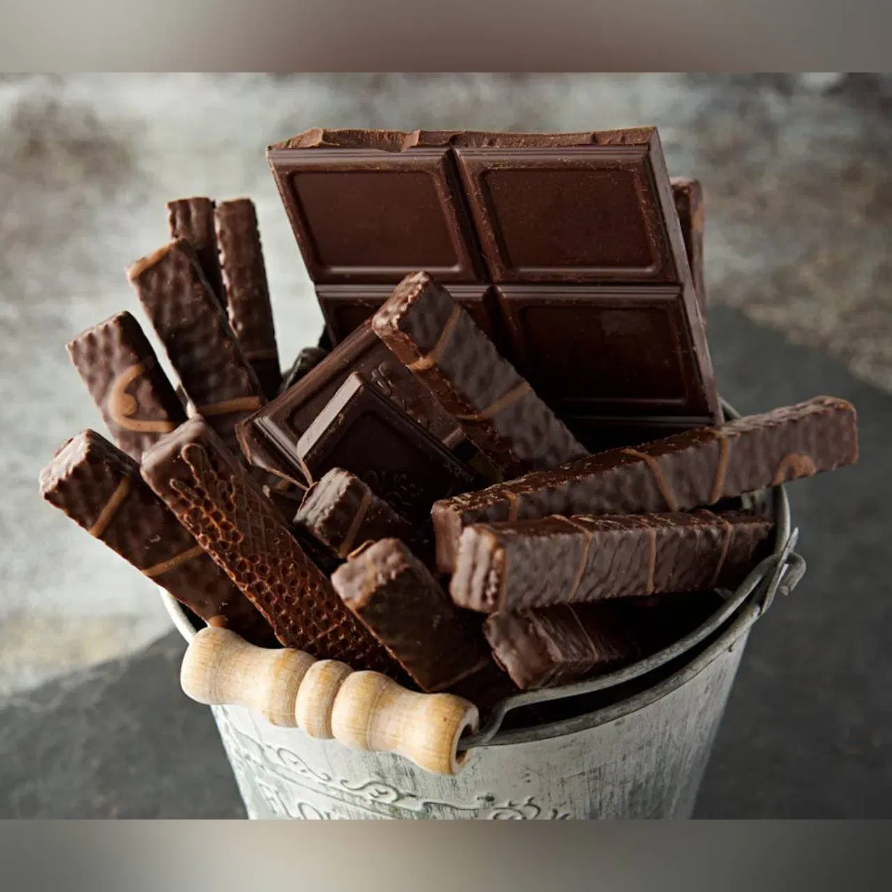 ਹਰ ਸਾਲ 28 ਅਕਤੂਬਰ ਨੂੰ ਰਾਸ਼ਟਰੀ ਚਾਕਲੇਟ ਦਿਵਸ ਮਨਾਇਆ ਜਾਂਦਾ ਹੈ। ਇਸਦਾ ਉਦੇਸ਼ ਦੁਨੀਆ ਭਰ ਵਿੱਚ ਚਾਕਲੇਟ ਦੇ ਇਤਿਹਾਸ ਅਤੇ ਇਸਦੇ ਵਿਕਾਸ ਦਾ ਸਨਮਾਨ ਕਰਨਾ ਹੈ। ਚਾਕਲੇਟ ਦੀਆਂ ਕਈ ਕਿਸਮਾਂ ਹਨ, ਜਿਨ੍ਹਾਂ ਵਿੱਚ ਡਾਰਕ, ਮਿਲਕ, ਵ੍ਹਾਈਟ ਚਾਕਲੇਟ ਅਤੇ ਹੋਰ ਬਹੁਤ ਸਾਰੇ ਸੁਆਦ ਸ਼ਾਮਲ ਹਨ। ( Credit : Pexels )