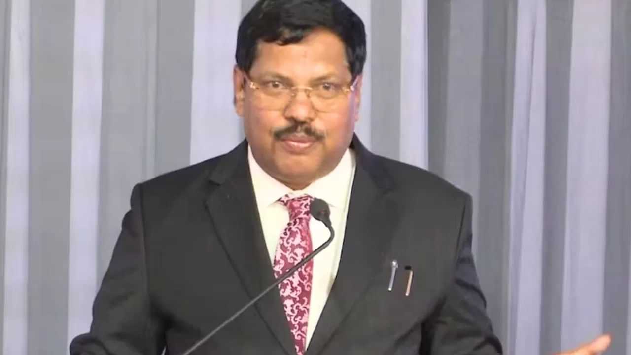 ਸੁਪਰੀਮ ਕੋਰਟ ਦੇ ਅੰਦਰ ਚੀਫ ਜਸਟਿਸ ਗਵਈ ਤੇ ਜੁੱਤੀ ਸੁੱਟਣ ਦੀ ਕੋਸ਼ਿਸ਼, ਆਰੋਪੀ ਵਕੀਲ ਬੋਲਿਆ, ਸਨਾਤਨ ਦਾ ਅਪਮਾਨ ਬਰਦਾਸ਼ਤ ਨਹੀਂ ਸੁਪਰੀਮ ਕੋਰਟ ਦੇ ਅੰਦਰ ਚੀਫ ਜਸਟਿਸ ਗਵਈ ਤੇ ਜੁੱਤੀ ਸੁੱਟਣ ਦੀ ਕੋਸ਼ਿਸ਼, ਆਰੋਪੀ ਵਕੀਲ ਬੋਲਿਆ, ਸਨਾਤਨ ਦਾ ਅਪਮਾਨ ਬਰਦਾਸ਼ਤ ਨਹੀਂ