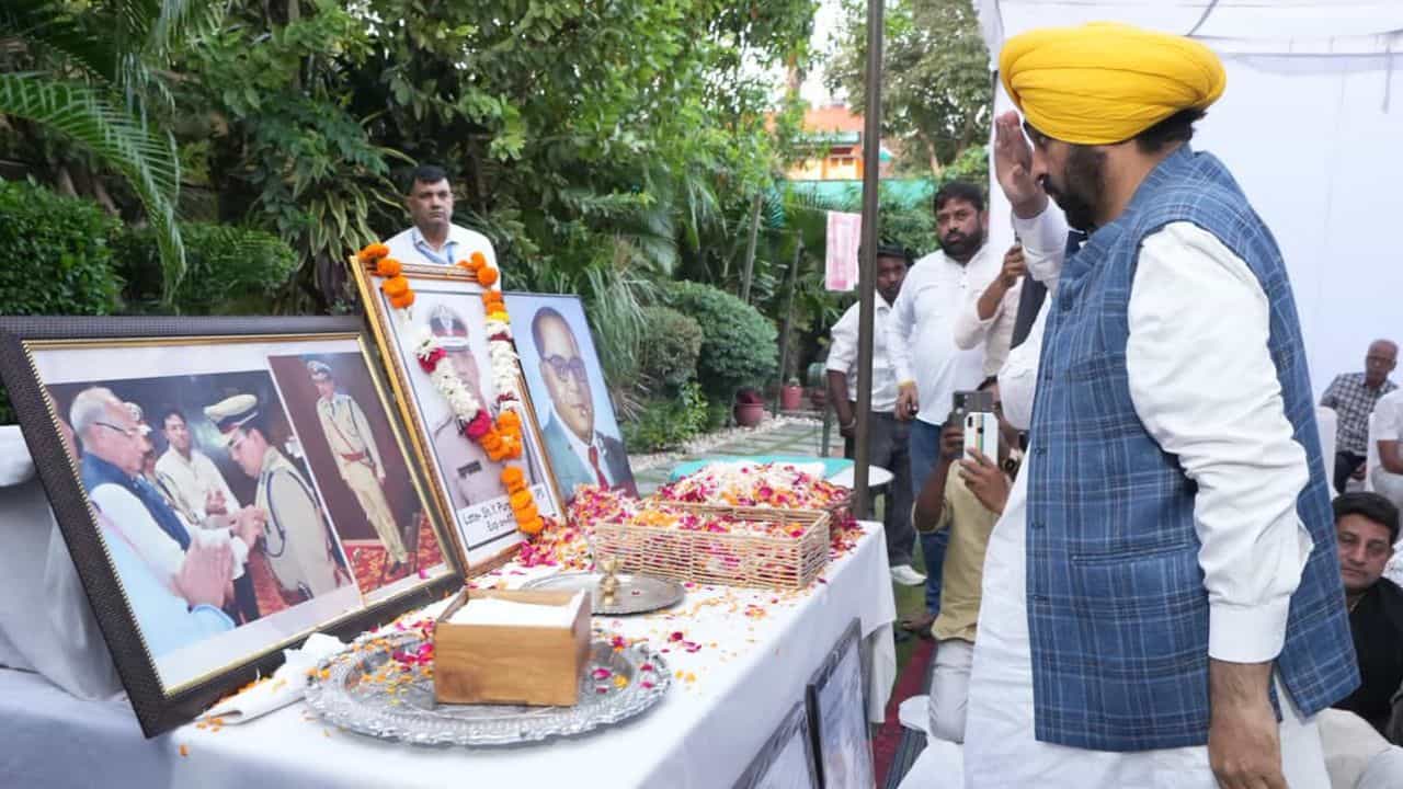 ਪੰਜਾਬ ਦੀ ਧੀ ਨੂੰ ਦਿੱਤਾ ਹੌਂਸਲਾ.. ADGP ਪੂਰਨ ਕੁਮਾਰ ਦੇ ਪਰਿਵਾਰ ਨਾਲ ਮੁੱਖ ਮੰਤਰੀ ਨੇ ਕੀਤਾ ਦੁੱਖ ਸਾਂਝਾ