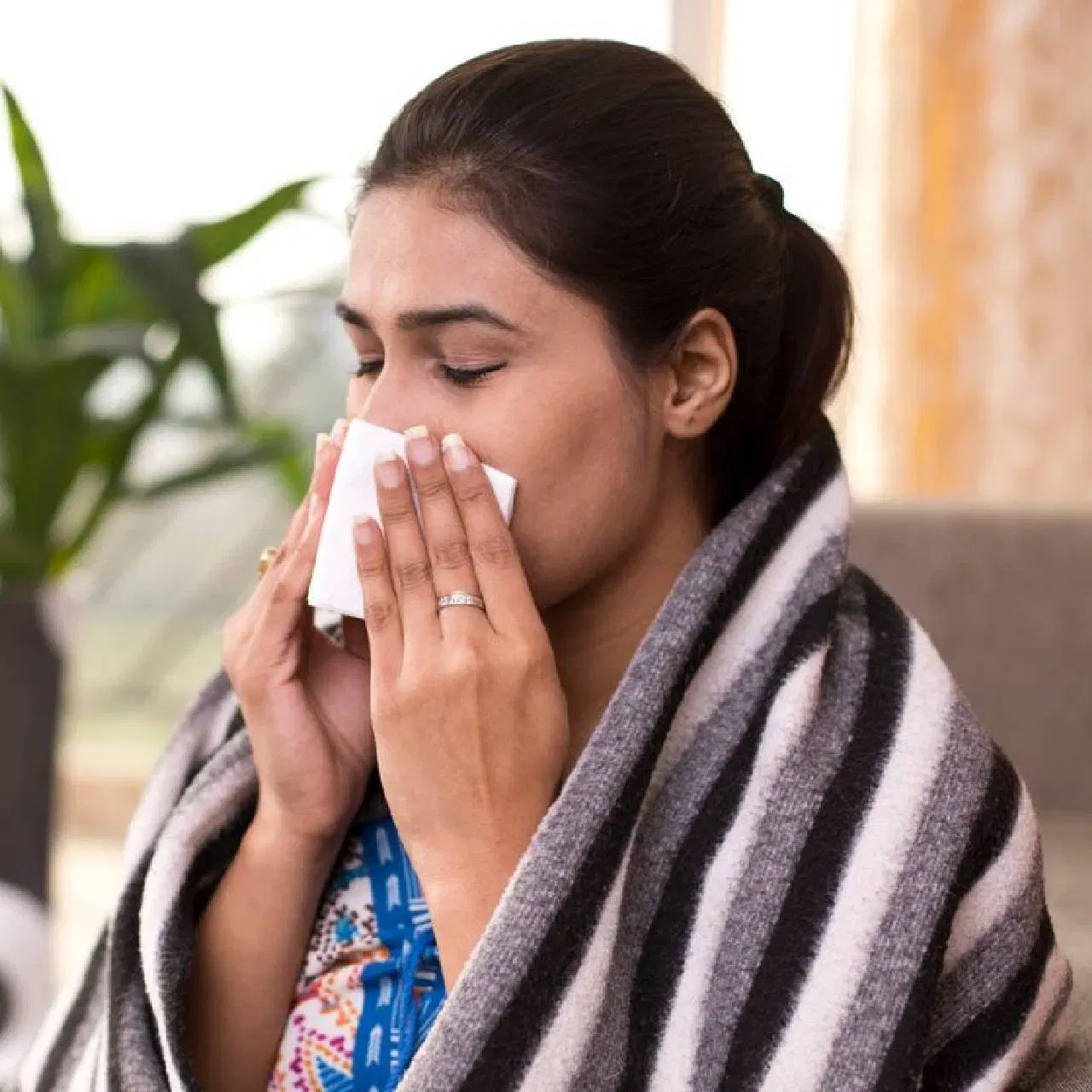 ਆਯੁਰਵੇਦ ਮਾਹਰ ਕਿਰਨ ਗੁਪਤਾ ਦੱਸਦੇ ਹਨ ਕਿ ਹਲਦੀ ਵਾਲਾ ਪਾਣੀ ਪੀਣ ਨਾਲ ਇਮਿਊਨਿਟੀ ਮਜ਼ਬੂਤ ​​ਹੋ ਸਕਦੀ ਹੈ, ਖੰਘ, ਜ਼ੁਕਾਮ ਤੇ ਫਲੂ ਨੂੰ ਰੋਕਿਆ ਜਾ ਸਕਦਾ ਹੈ ਤੇ ਸਰੀਰ 'ਚ ਸੋਜ ਘੱਟ ਸਕਦੀ ਹੈ। ਹਾਲਾਂਕਿ, ਹਲਦੀ ਵਾਲਾ ਪਾਣੀ ਪੀਣਾ ਹੈ ਜਾਂ ਨਹੀਂ ਇਹ ਹਰੇਕ ਵਿਅਕਤੀ ਦੀਆਂ ਸਰੀਰ ਦੀਆਂ ਜ਼ਰੂਰਤਾਂ 'ਤੇ ਨਿਰਭਰ ਕਰਦਾ ਹੈ।