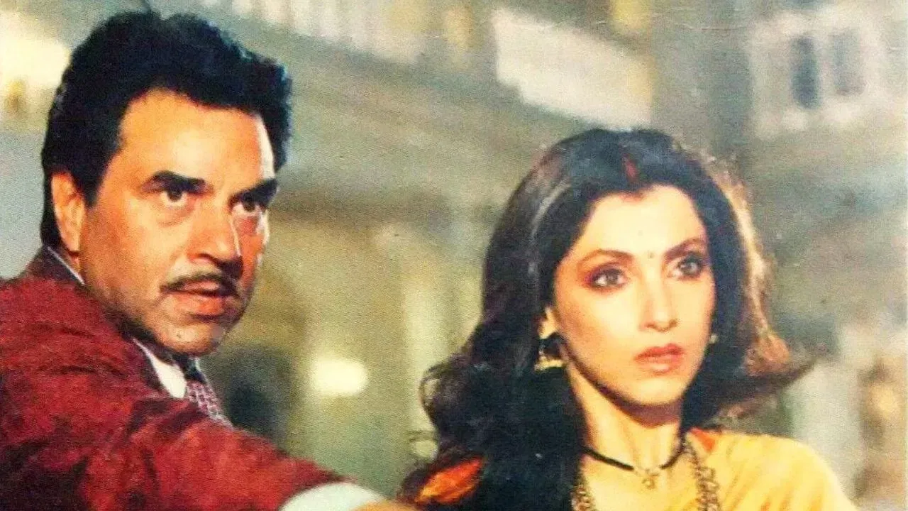 ਇਸ ਲਿਸਟ ਵਿੱਚ ਸਭ ਤੋਂ ਪਹਿਲਾ ਨਾਂ ਟਵਿੰਕਲ ਖੰਨਾ ਦੀ ਮਾਂ ਡਿੰਪਲ ਕਪਾੜੀਆ ਹੈ। ਡਿੰਪਲ ਨੇ ਬਟਵਾਰਾ ਅਤੇ ਸ਼ਹਿਜ਼ਾਦਾ ਫਿਲਮਾਂ ਵਿੱਚ ਧਰਮਿੰਦਰ ਨਾਲ ਕੰਮ ਕੀਤਾ ਅਤੇ ਰੋਮਾਂਸ ਵੀ ਕੀਤਾ। ਇਸ ਜੋੜੀ ਨੂੰ ਦਰਸ਼ਕਾਂ ਦੁਆਰਾ ਖੂਬ ਪਸੰਦ ਕੀਤਾ ਗਿਆ ਅਤੇ ਫਿਲਮ ਨੂੰ ਵੀ ਸਕਾਰਾਤਮਕ ਹੁੰਗਾਰਾ ਮਿਲਿਆ।