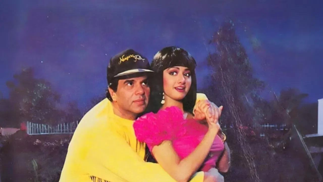 ਸ਼੍ਰੀਦੇਵੀ ਨੇ ਧਰਮਿੰਦਰ ਨਾਲ ਵੀ ਵੱਡੀਆਂ ਫਿਲਮਾਂ ਵਿੱਚ ਕੰਮ ਕੀਤਾ। ਉਨ੍ਹਾਂ ਨੇ ਫਿਲਮ ਨਾਕਾਬੰਦੀ ਵਿੱਚ ਸੀਨੀਅਰ ਅਦਾਕਾਰ ਨਾਲ ਰੋਮਾਂਸ ਕੀਤਾ। ਉਨ੍ਹਾਂ ਦੀ ਜੋੜੀ ਨੂੰ ਦਰਸ਼ਕਾਂ ਦੁਆਰਾ ਖੂਬ ਪਸੰਦ ਕੀਤਾ ਗਿਆ ਸੀ।