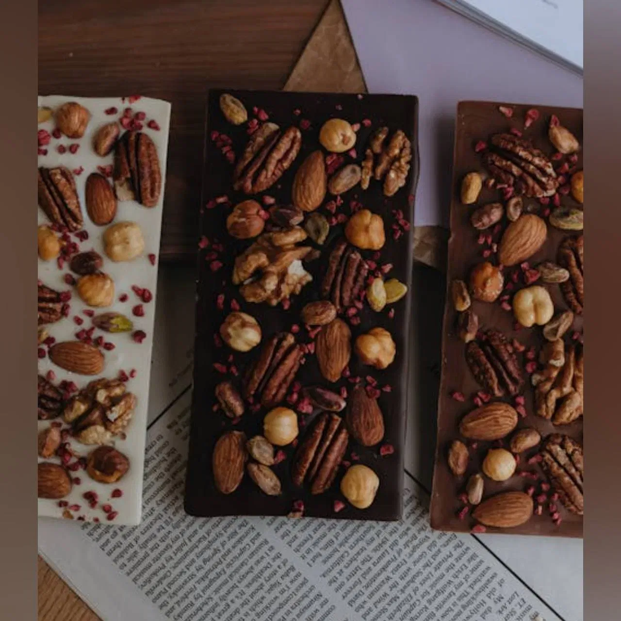 ਸੱਭ ਤੋਂ ਪਹਿਲਾਂ, ਇੱਕ ਬਾਉਲ ਵਿੱਚ ਪਿਘਲਾ ਹੋਇਆ ਗੁੜ, ਕੋਕੋ ਪਾਊਡਰ ਅਤੇ ਮੱਖਣ ਪਾਓ। ਫਿਰ ਬਾਰੀਕ ਕੱਟੇ ਹੋਏ ਅਖਰੋਟ, ਬਦਾਮ, ਬੀਜ ਅਤੇ ਕਿਸ਼ਮਿਸ਼ ਪਾਓ। ਚੰਗੀ ਤਰ੍ਹਾਂ ਮਿਲਾਓ। ਮਿਸ਼ਰਣ ਨੂੰ ਚਾਕਲੇਟ ਮੋਲਡ ਵਿੱਚ ਪਾਓ ਅਤੇ 7 ਤੋਂ 8 ਘੰਟਿਆਂ ਲਈ ਫਰਿੱਜ ਵਿੱਚ ਰੱਖੋ। ਫਿਰ, ਇਸਨੂੰ ਕੱਢ ਕੇ ਕੱਟ ਲਵੋ। ਇਹ ਖਾਣ ਲਈ ਤਿਆਰ ਹੈ।