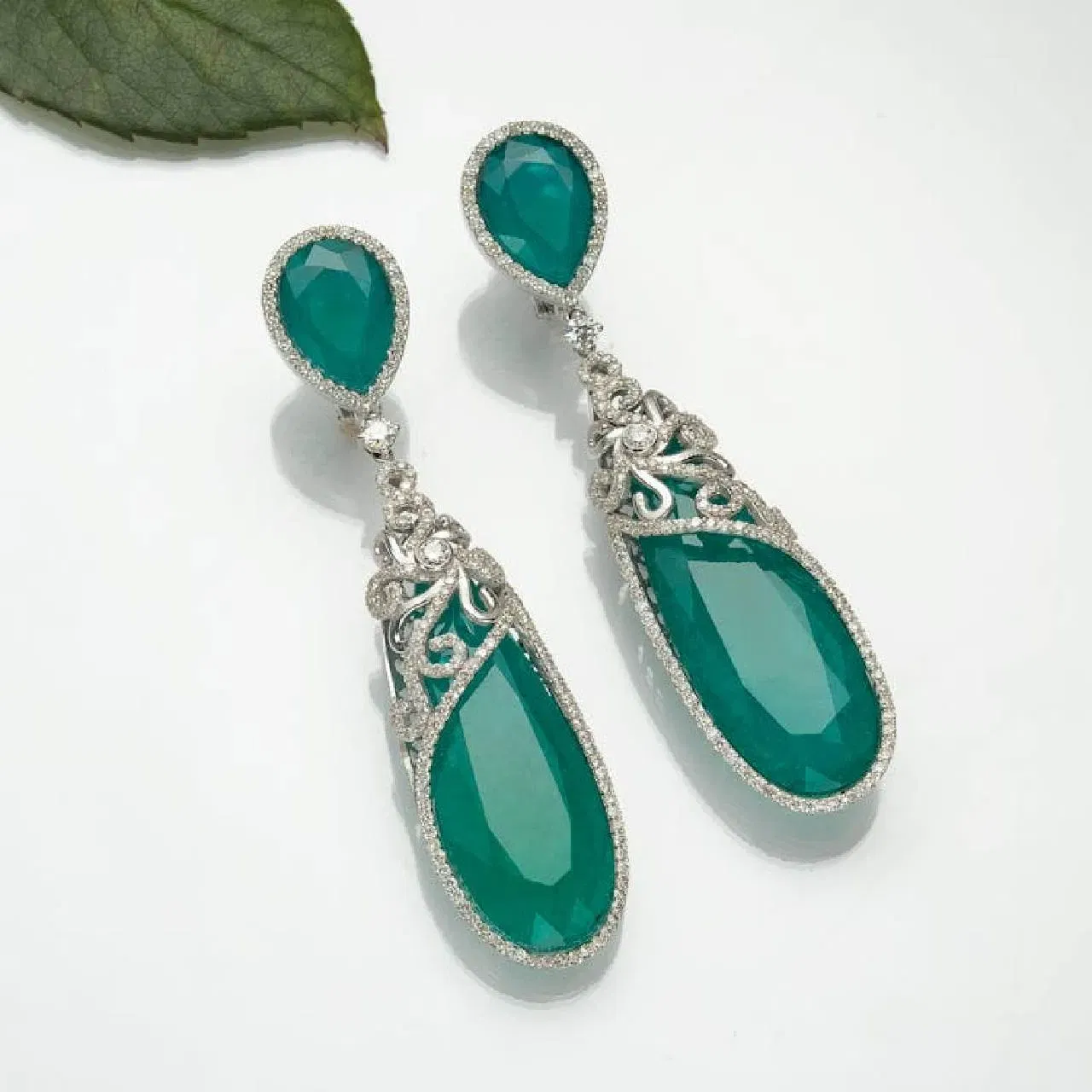 ਕਰਵਾ ਚੌਥ 'ਤੇ ਆਪਣੀ ਪਤਨੀ ਨੂੰ ਤੋਹਫ਼ਾ ਦੇਣ ਲਈ, ਇਸ ਤਰ੍ਹਾਂ ਦੇ ਆਰਟੀਫ਼ੀਸ਼ਲ ਡਾਇਮੈਂਡ ਤੇ ਸਟੋਨ ਸਟਾਇਲ ਦੇ ਈਅਰਰਿੰਗ ਲੈ ਕੇ ਦੇ ਸਕਦੇ ਹੋ। ਸਿਲਵਰ 'ਚ ਇਹ ਤੁਹਾਨੂੰ ਸਹੀ ਕੀਮਤ 'ਤੇ ਮਿਲ ਜਾਣਗੇ । ਇਸ ਦੇ ਨਾਲ ਹੀ ਤੁਸੀ ਸਿਲਵਰ ਦੀ ਚੇਨ ਤੇ ਇਸੀ ਤਰ੍ਹਾਂ ਦਾ ਲਾਕੇਟ ਵੀ ਲੈ ਸਕਦੇ ਹੋ, ਜਿਸ ਨੂੰ ਪਾਰਟੀਆਂ 'ਚ ਕੈਰੀ ਕੀਤਾ ਜਾ ਸਕਦਾ ਹੈ।