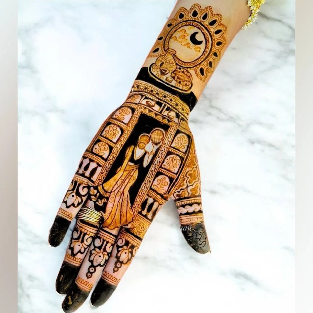 ਕਰਵਾ ਚੌਥ ਲਈ ਤੁਸੀਂ ਇਸ ਮਹਿੰਦੀ ਡਿਜ਼ਾਈਨ ਤੋਂ ਆਇਡਿਯਾ ਲੈ ਸਕਦੇ ਹੋ। ਇਸ ਵਿੱਚ ਇੱਕ ਔਰਤ ਨੂੰ ਛਾਨਣੀ ਰਾਹੀਂ ਚੰਦਰਮਾ ਵੱਲ ਦੇਖਦੇ ਹੋਏ ਦਿਖਾਇਆ ਗਿਆ ਹੈ। ਡਿਜ਼ਾਈਨ ਦੇ ਆਲੇ-ਦੁਆਲੇ ਫੁੱਲਾਂ ਦੇ ਗਮਲਿਆਂ ਨੂੰ ਵੀ ਦਿਖਾਇਆ ਗਿਆ ਹੈ। ਗੁੱਟ 'ਤੇ ਪਲੇਟ ਵਿੱਚ ਇੱਕ ਘੜਾ, ਛਾਨਣੀ, ਦੀਵੇ ਅਤੇ ਪੂਜਾ ਲਈ ਹੋਰ ਚੀਜ਼ਾਂ ਹਨ। ਇਸਦੇ ਨਾਲ ਹੀ ਉੱਪਰ ਚੰਦਰਮਾ ਵੀ ਦਿਖਾਇਆ ਹੈ।